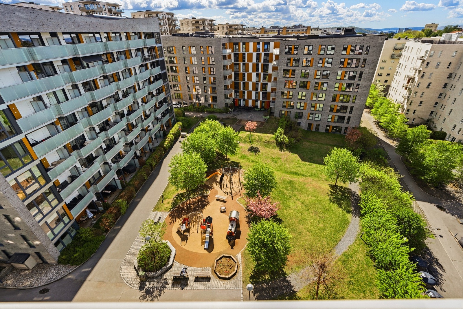 Fra balkongen er det et hyggelig utsyn over sameiets fellesareal. Galleribilde