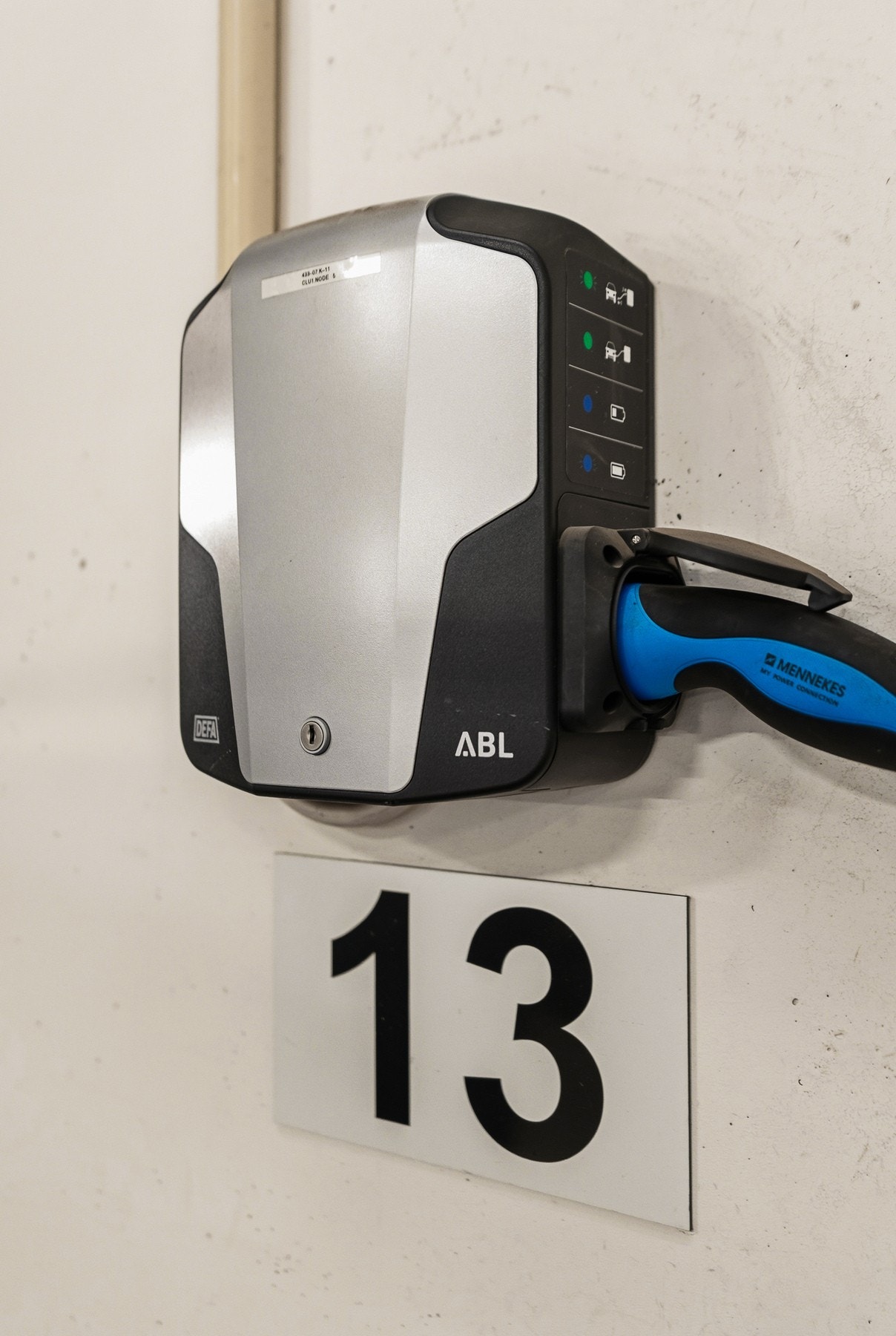 Elbil-lader er installert på plassen! Galleribilde