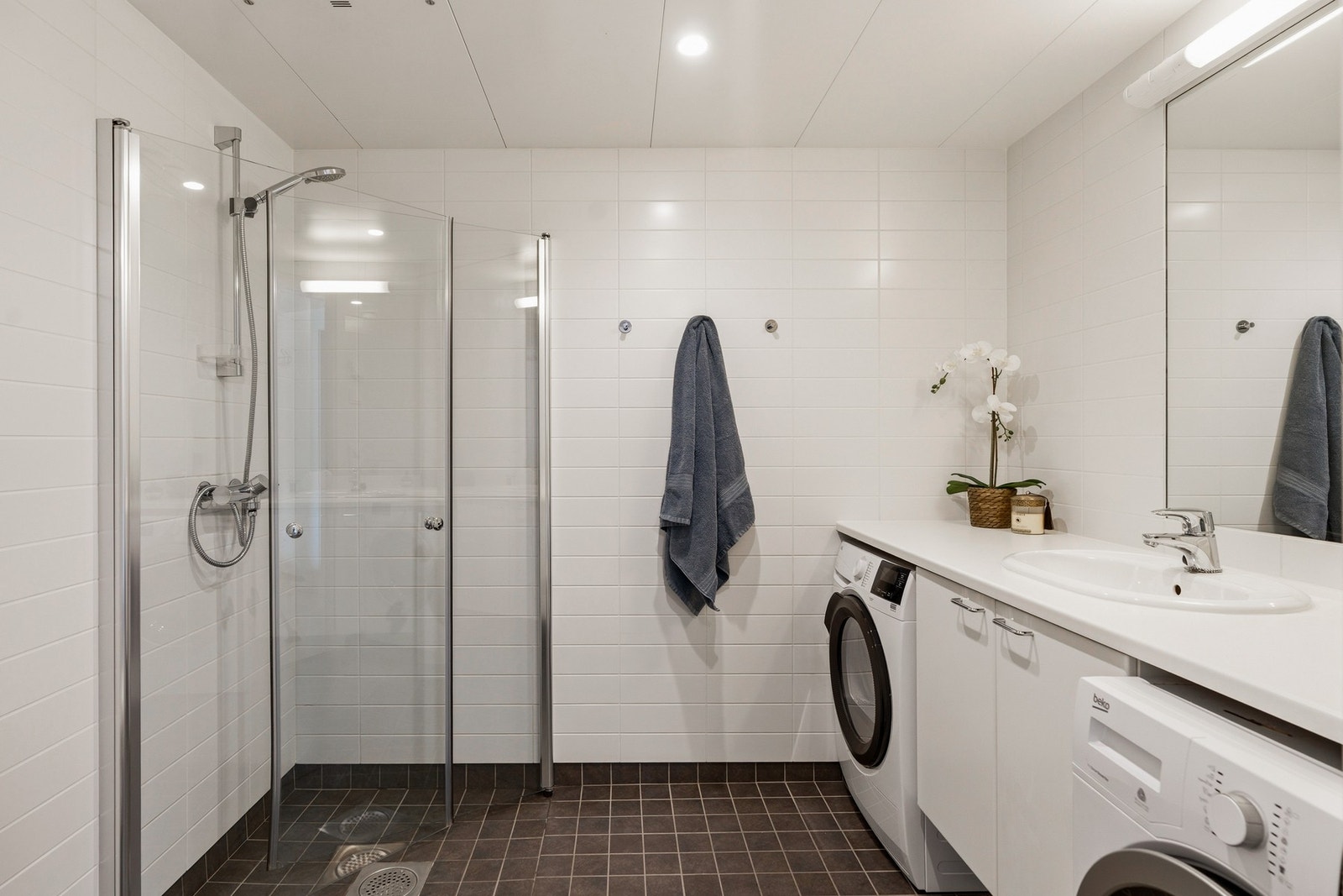 Pent flislagt bad fra 2015 med opplegg for vaskemaskin og tørketrommel, og vannbåren gulvvarme. Galleribilde