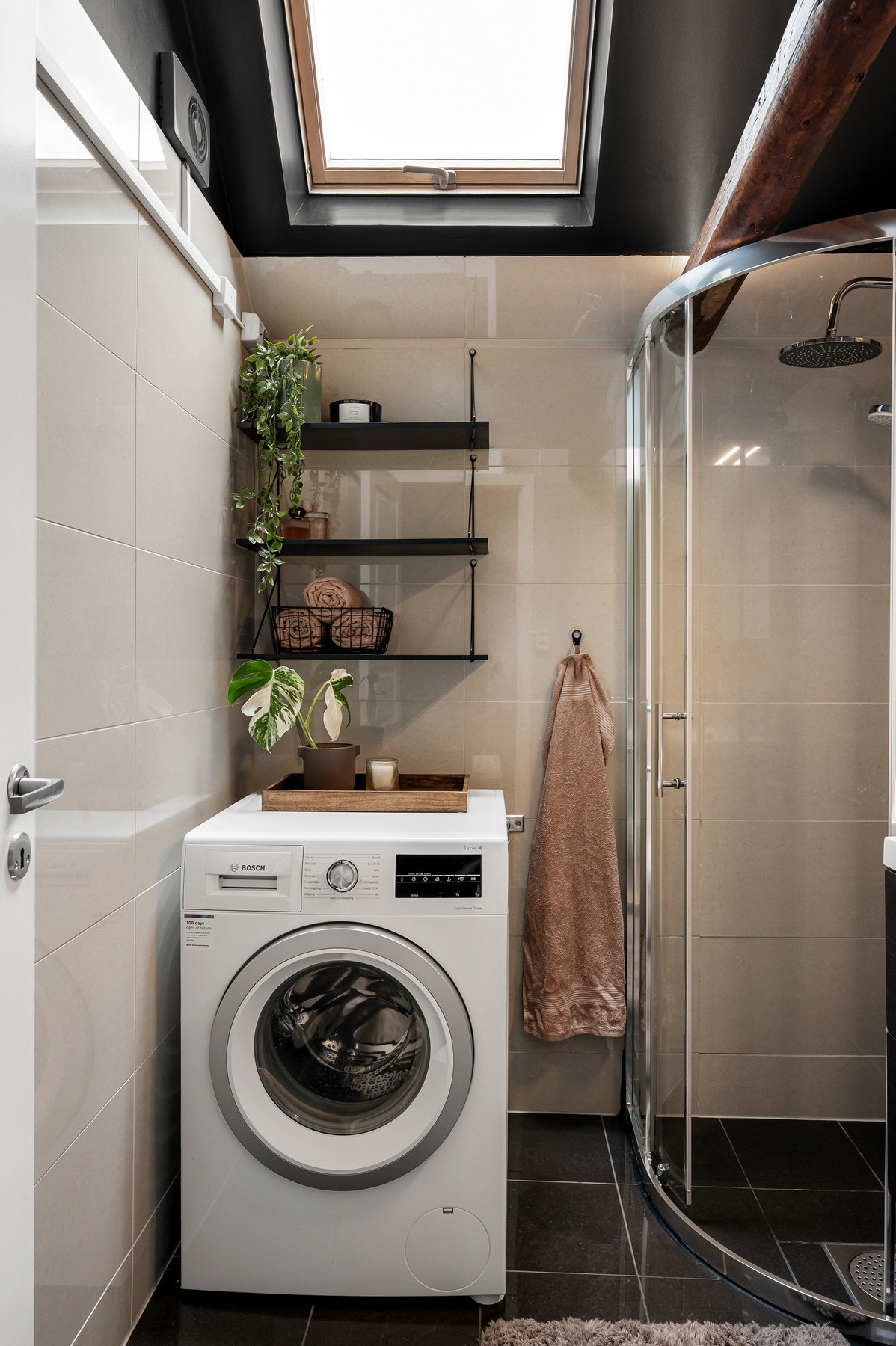 Badet har takvindu som slipper inn rikelig med naturlig lys og bidrar til en lys og luftig atmosfære. Galleribilde