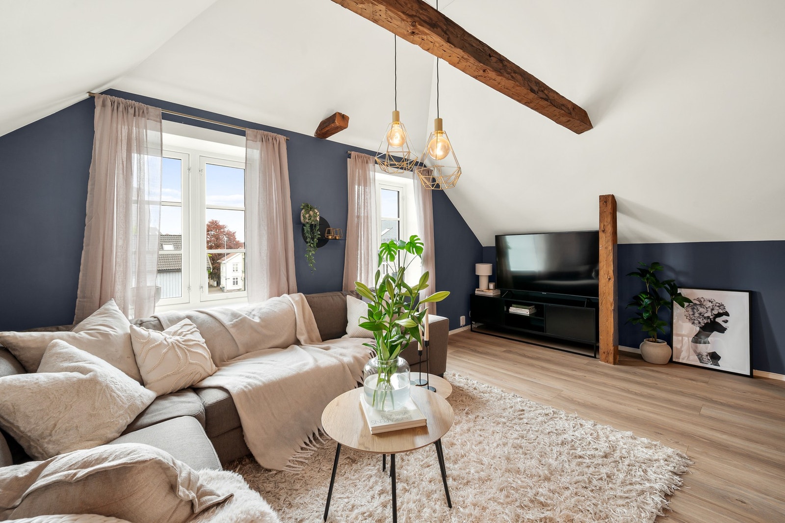 Stuen er lys og romslig, med gode møbleringsmuligheter og rikelig plass til å sette ditt personlige preg på hjemmet. Galleribilde