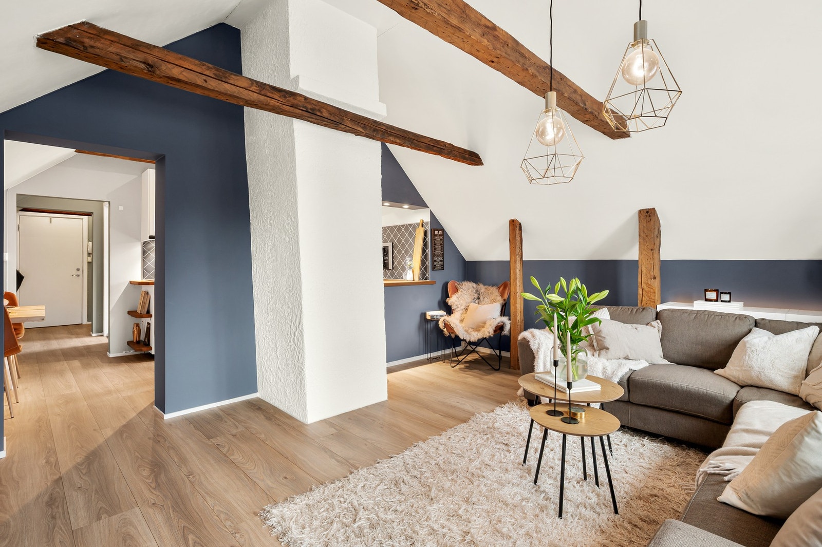 Dette er en sjarmerende loftsleilighet med sentral beliggenhet, rolige omgivelser og minimalt med støy - perfekt for deg som ønsker en fredelig atmosfære midt i byen. Galleribilde