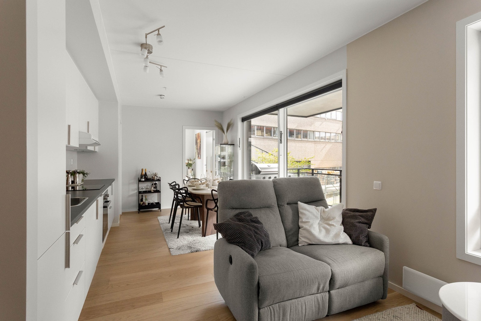 Leiligheten er malt i tidsriktige og moderne farger. Galleribilde