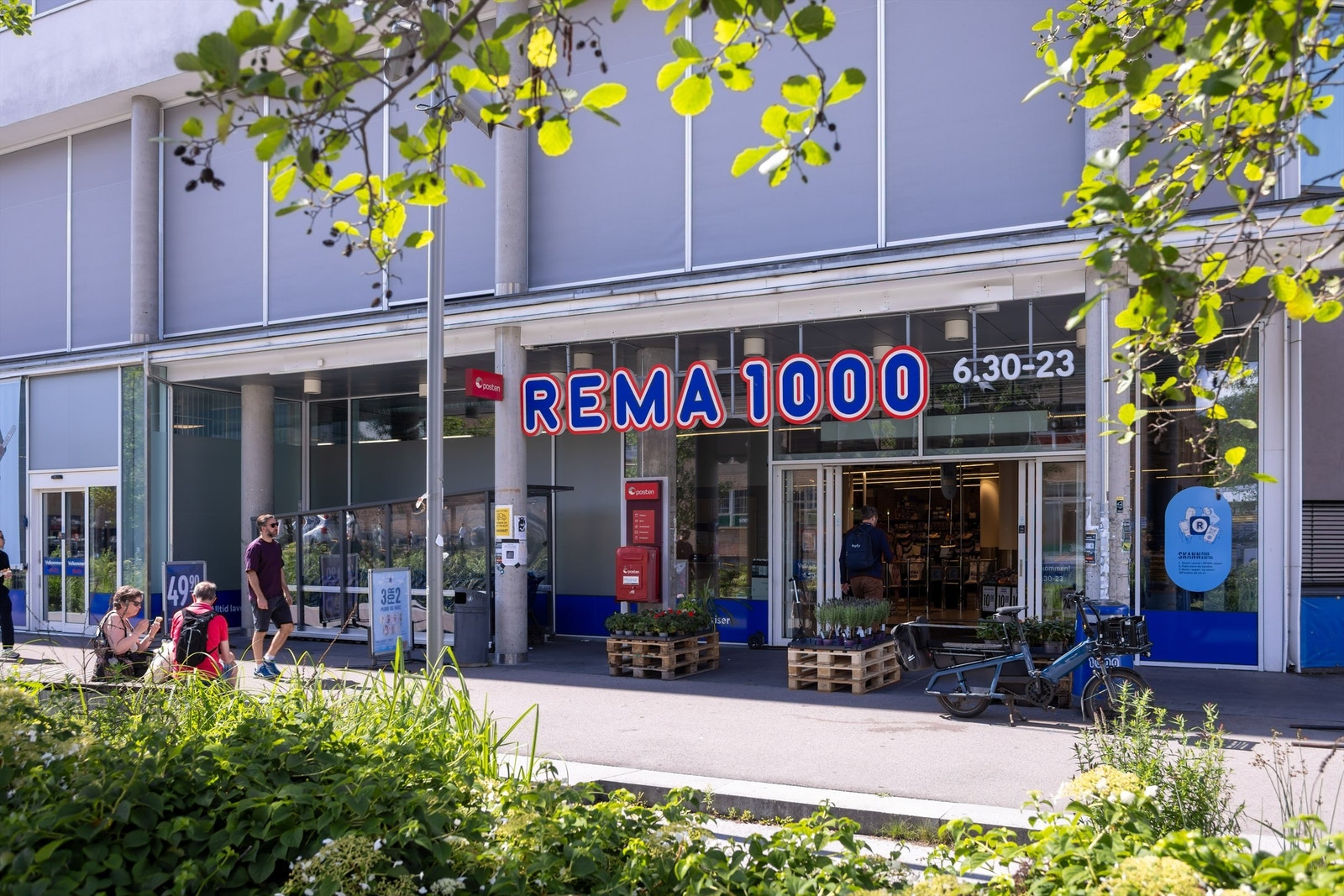 De daglige innkjøpene gjør du hos Kiwi eller Rema 1000, begge bare et par minutters gange fra leiligheten. Galleribilde