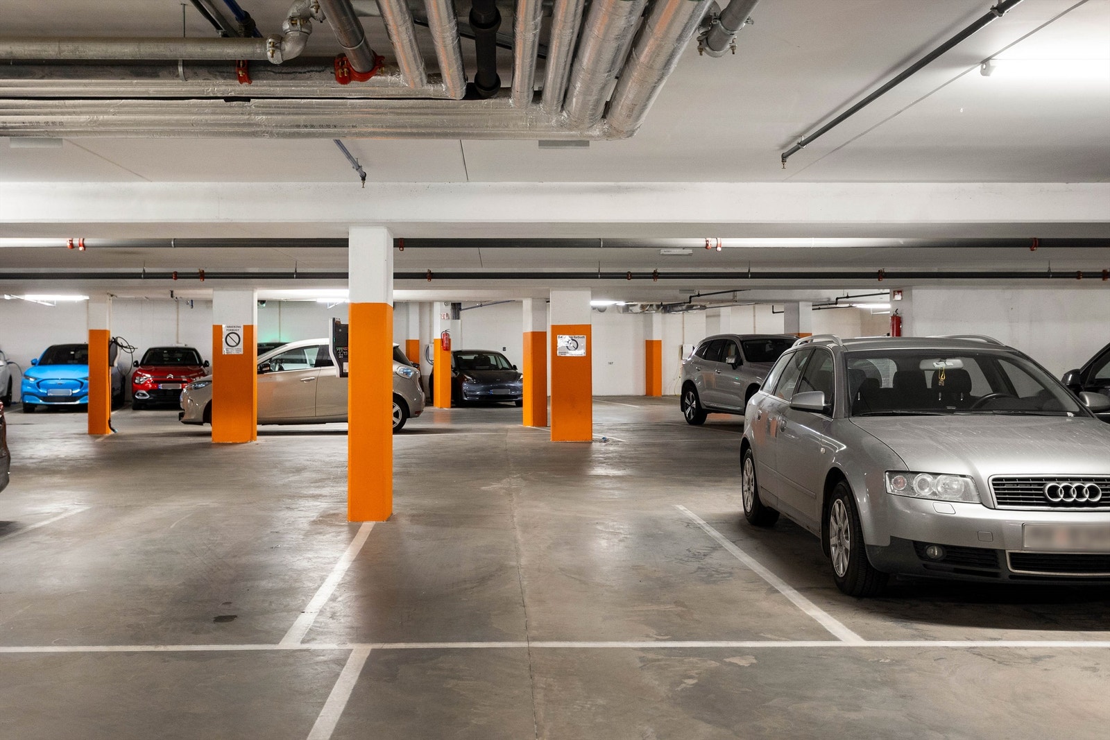 Med leiligheten følger en fast garasjeplass i felles anlegg. Det er tilrettelagt for installasjon av elbillader. Galleribilde