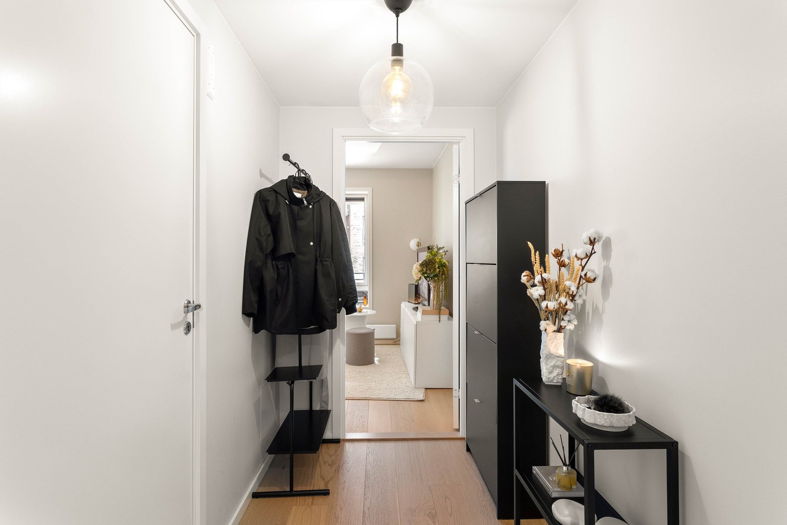 Entré med plass til oppbevaring av yttertøy og sko. Galleribilde