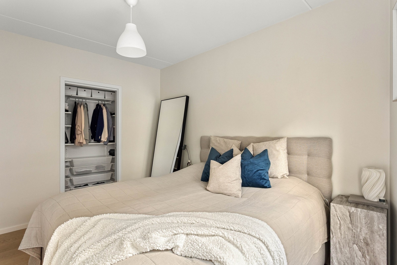 Fra hovedsoverommet er det adgang til et praktisk walk-in closet. Galleribilde