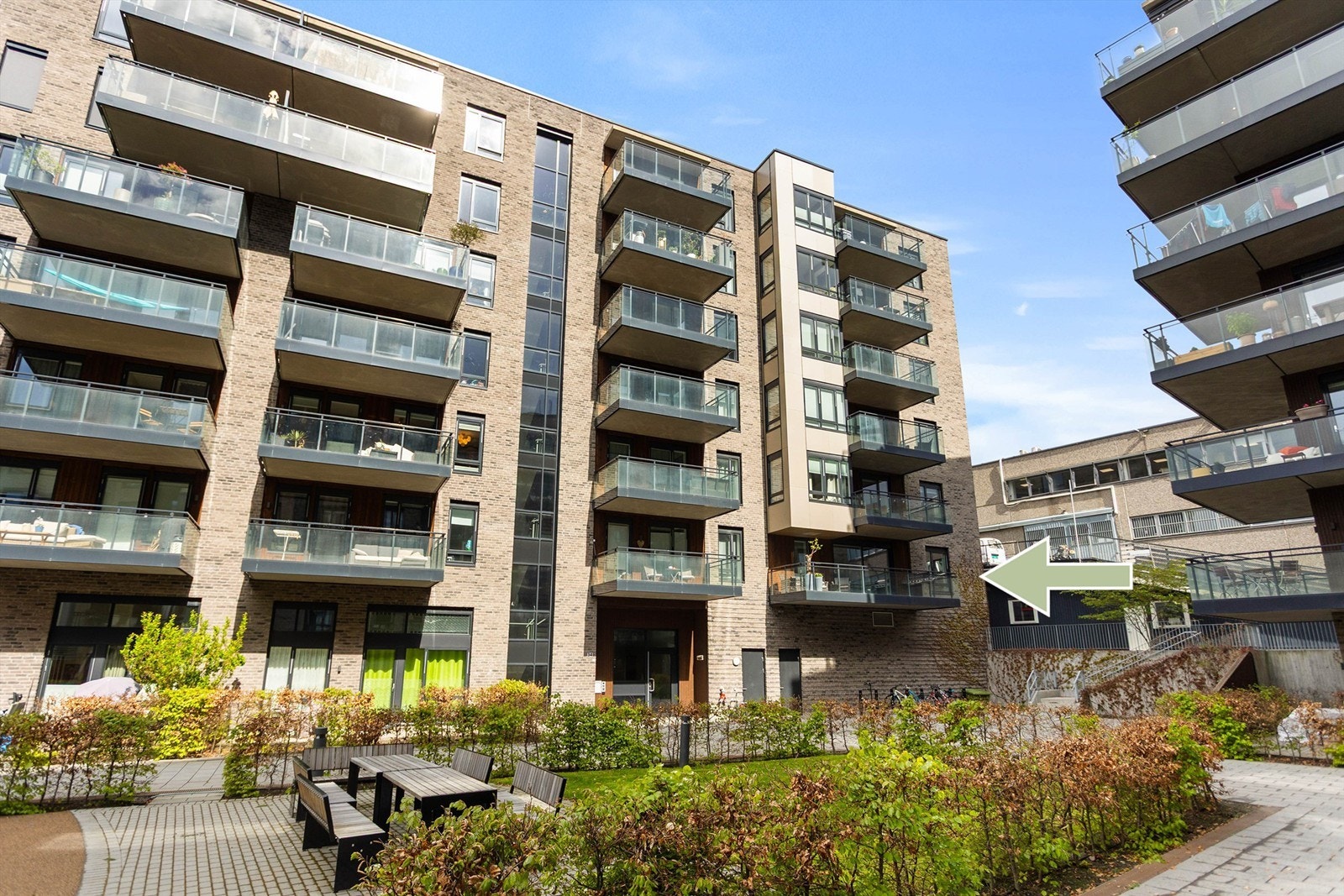 Bygget fra 2021 har en moderne fasade. Galleribilde