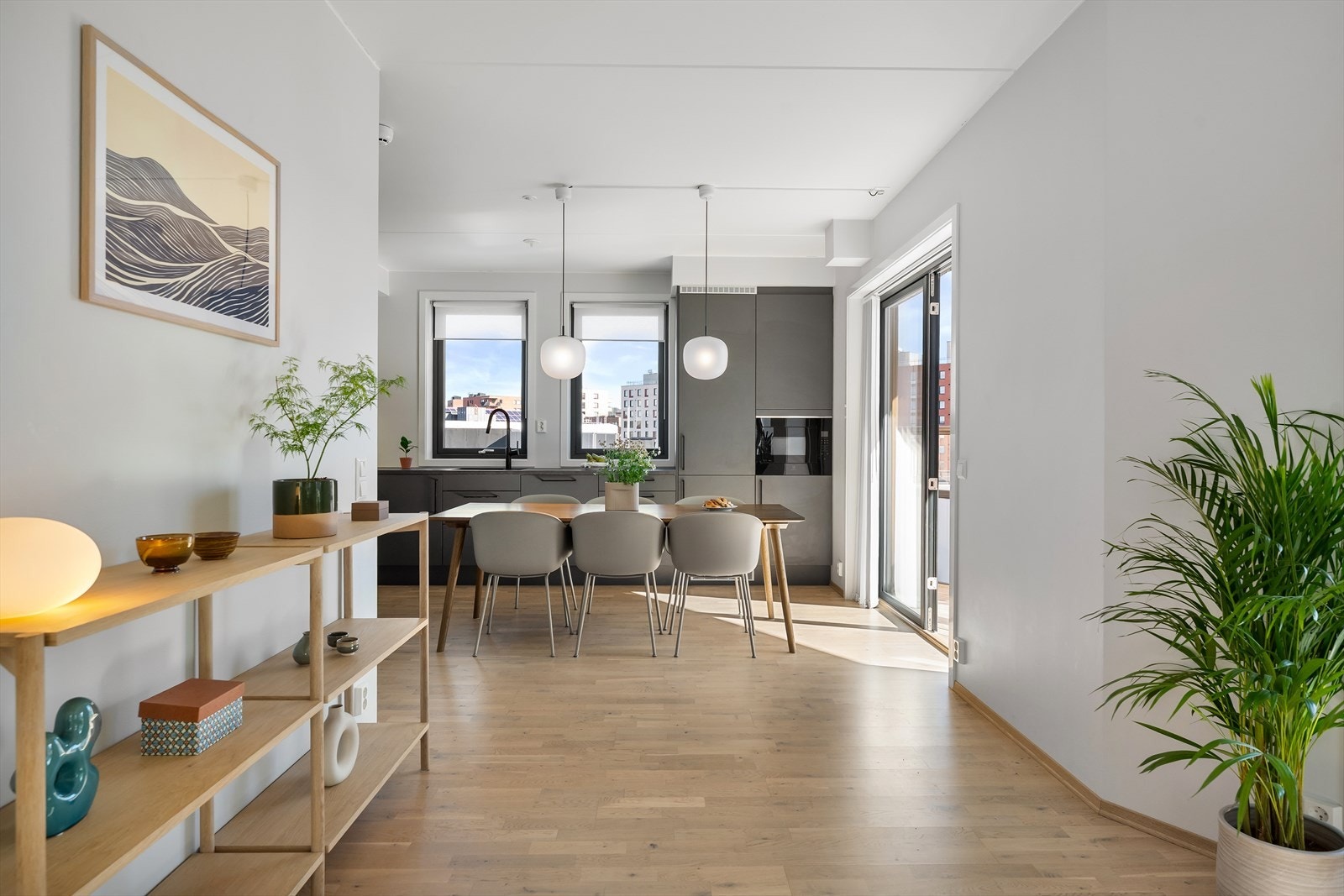 Det er bahgelig vannbåren gulvvarme i leiligheten (unntatt bod og soverom). Galleribilde