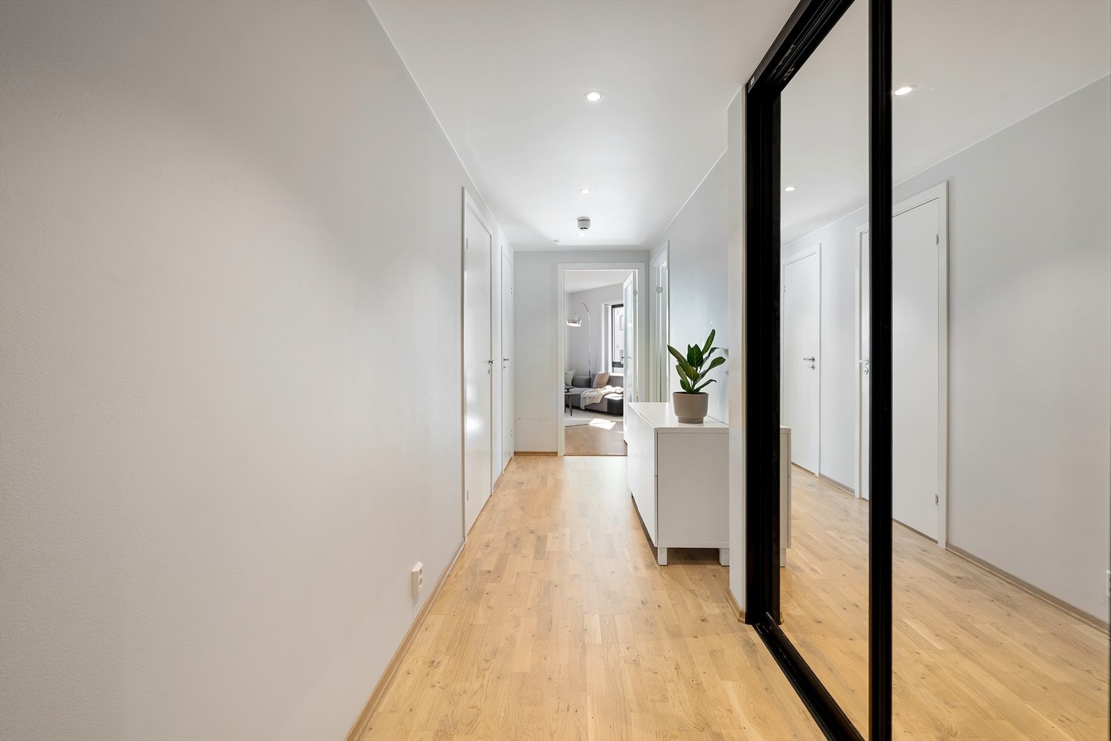 Skyvedørsgarderobe for praktisk oppbevaring av yttertøy og sko. Galleribilde