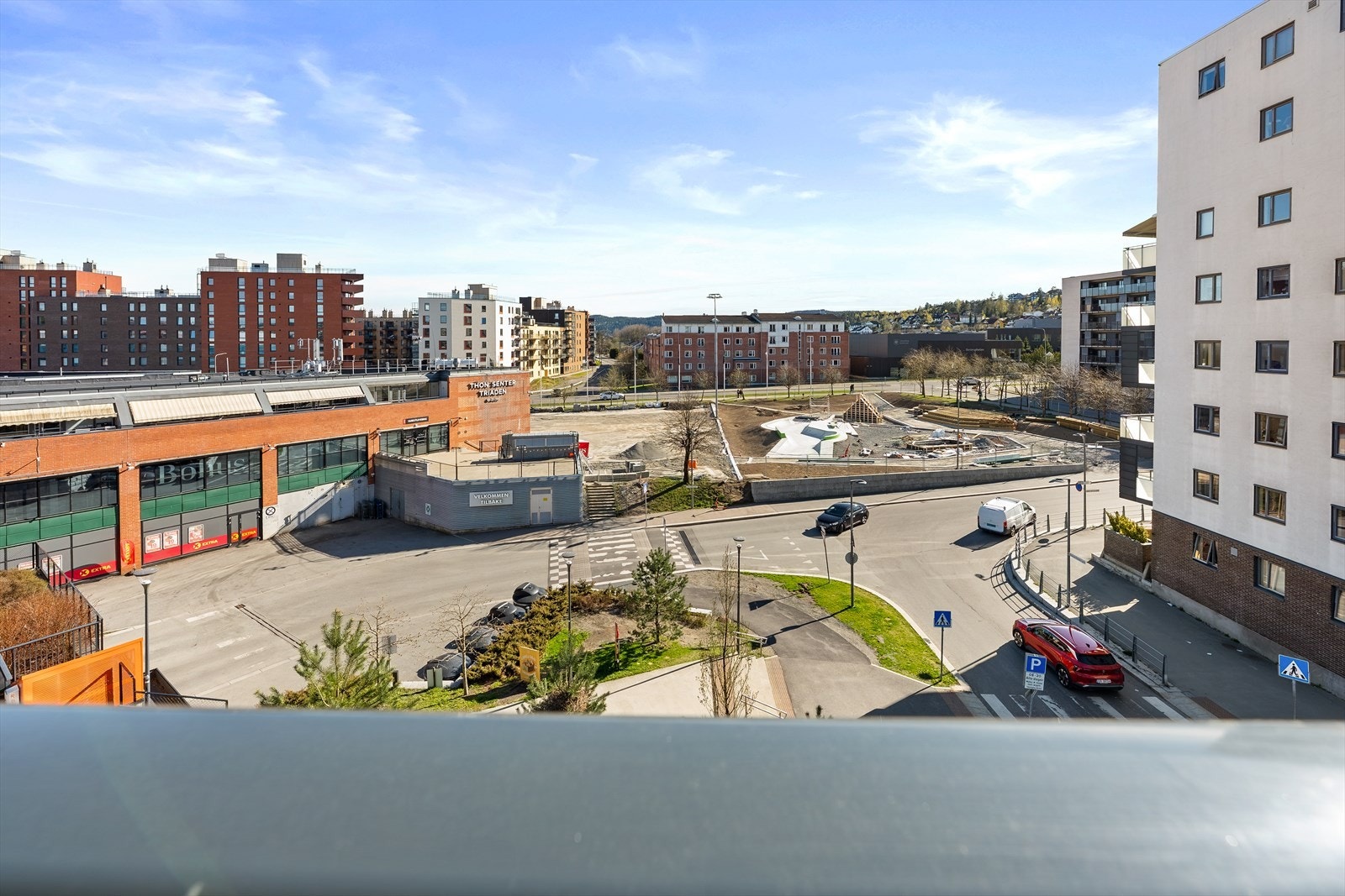Utsikt fra balkongen mot den nye parken som etableres der det tidligere var parkeringsområde. Galleribilde