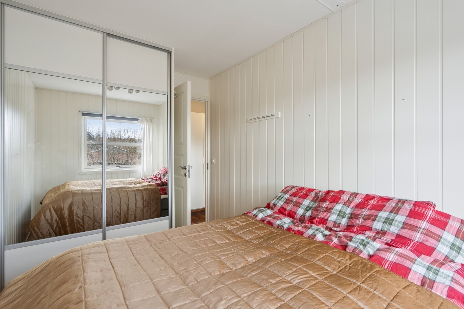 Hovedsoverommet har en romslig skyvedørsgarderobe med speilfronter. Galleribilde