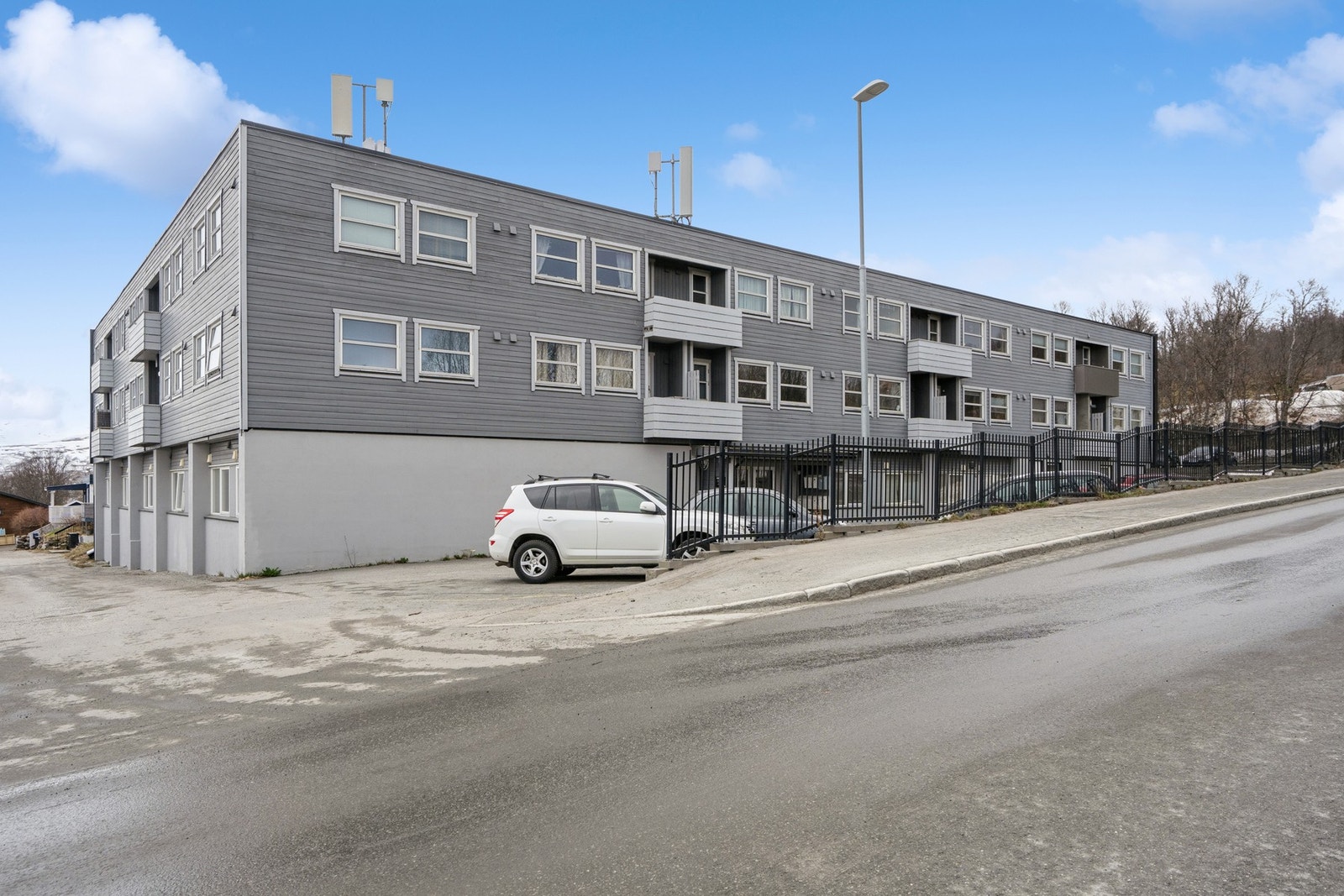 Gode parkeringsmuligheter i tilknytning til bygget. Velkommen på visning! Galleribilde
