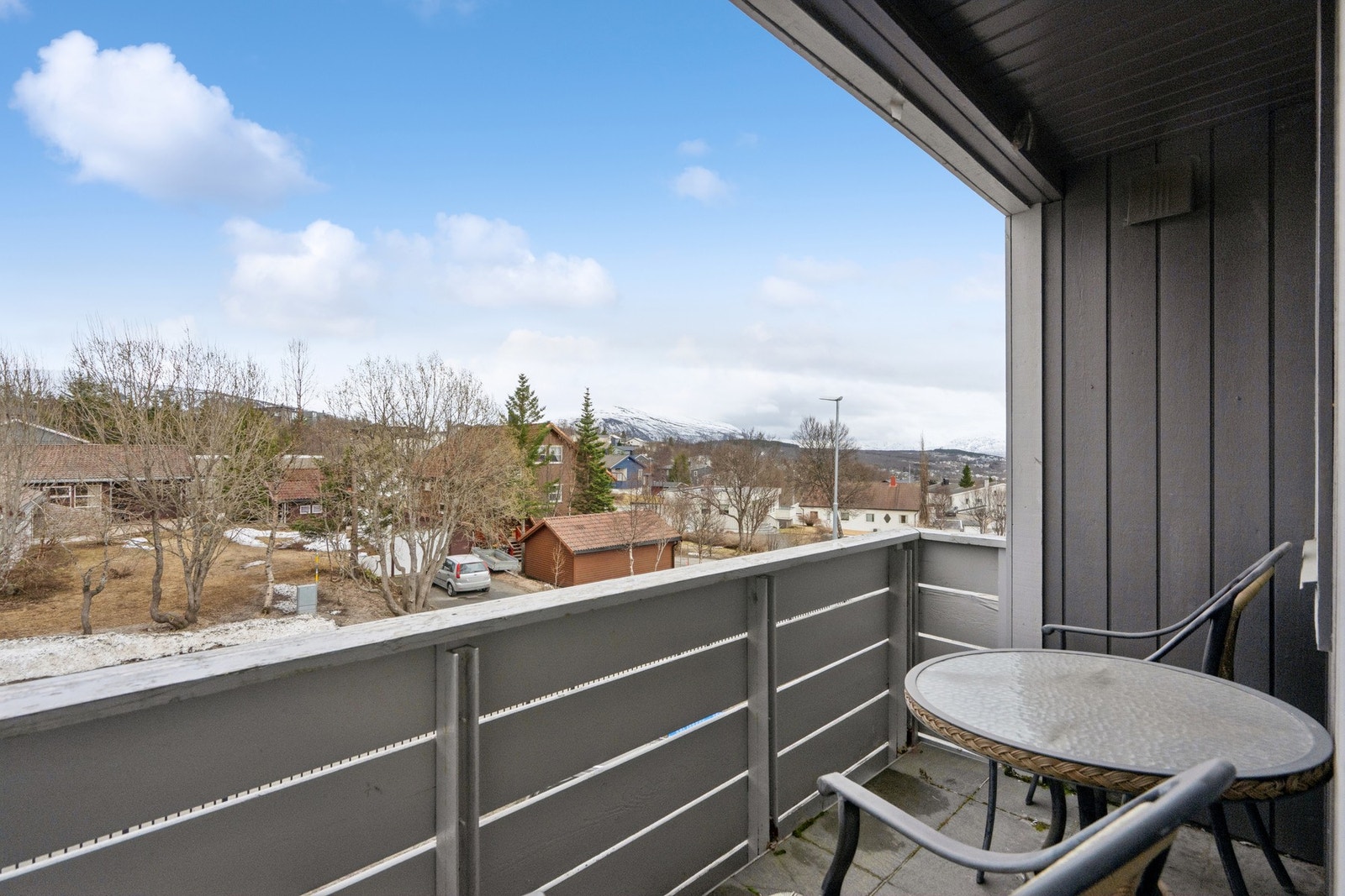 Fra stuen er det utgang til en balkong med plass til sittegruppe og utsikt mot nærområdet. Galleribilde