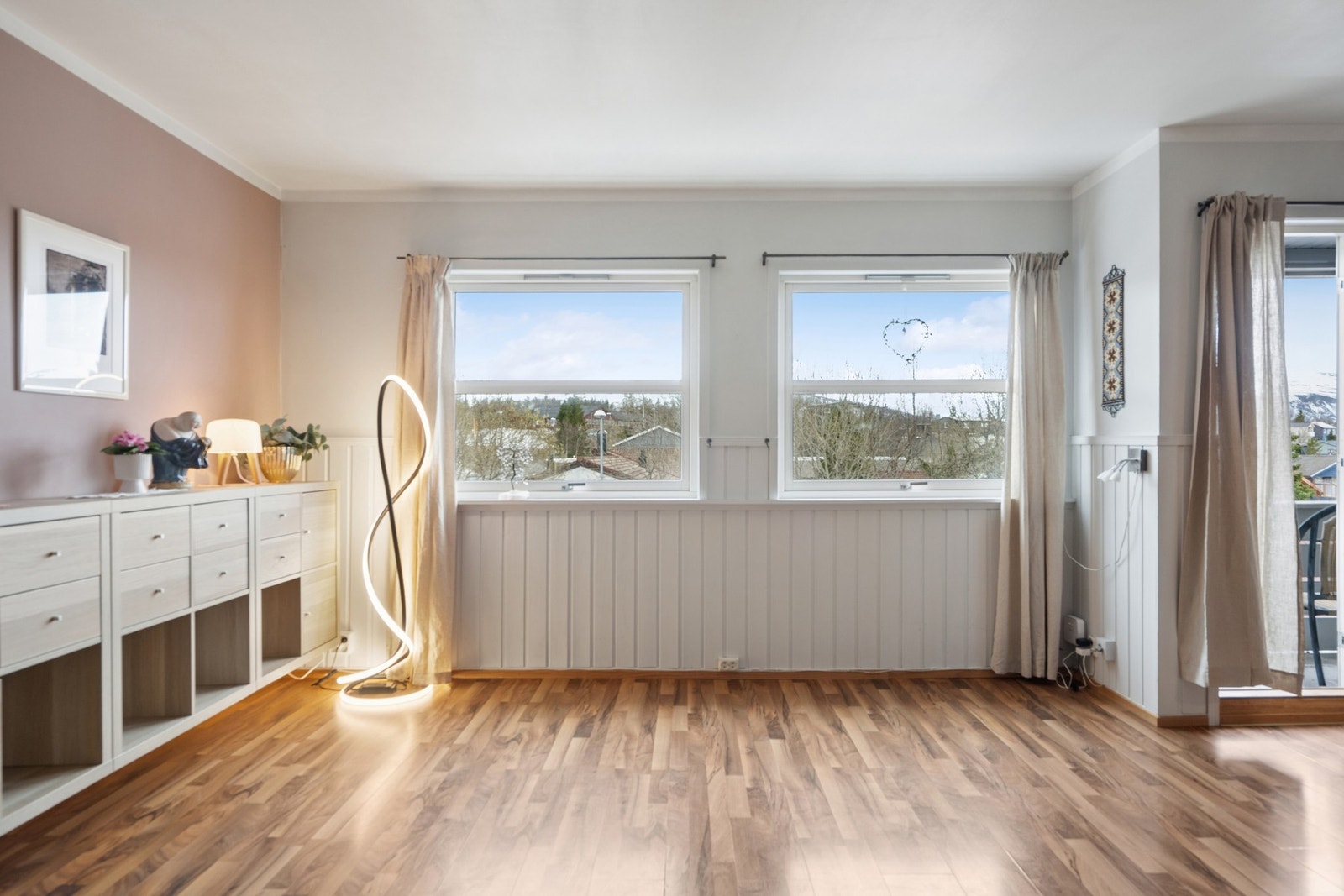 En innholdsrik og romslig 3-roms med attraktiv beliggenhet øverst på Håpet. Galleribilde