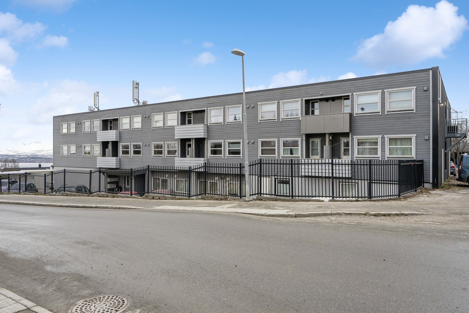 Leilighetsbygget har en moderne fasade med trepanel og store vindusflater. Galleribilde