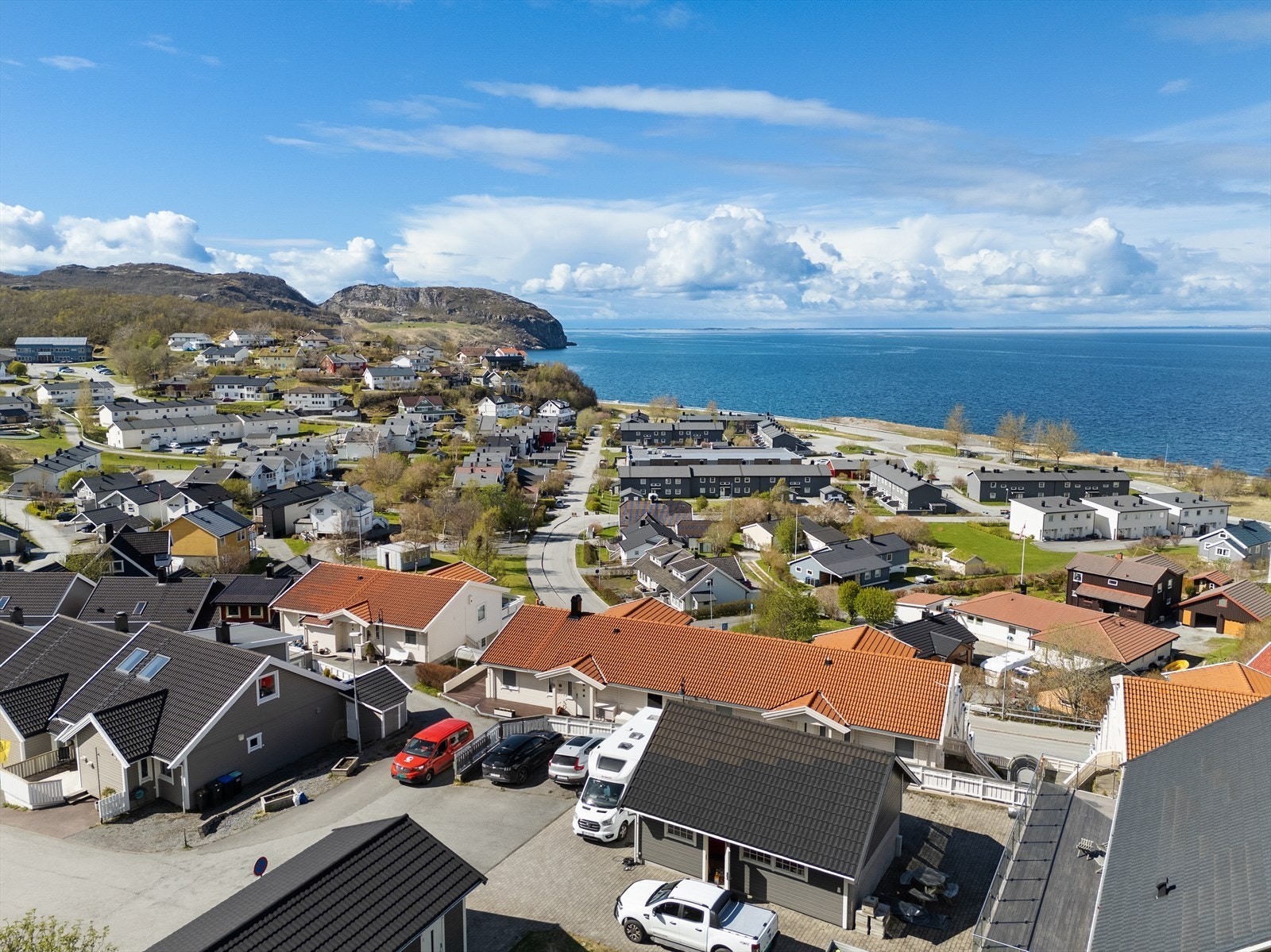 Bydelen byr lett tilgang til barne og ungdomskole, idrettsanlegg, nærbutikk og flotte turområder. Kort vei inn til sentrum. Galleribilde