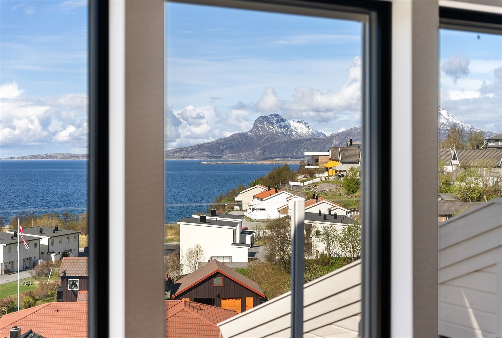 Fantatsisk utsikt fra stua utover blant annet kjente Landegode. Galleribilde