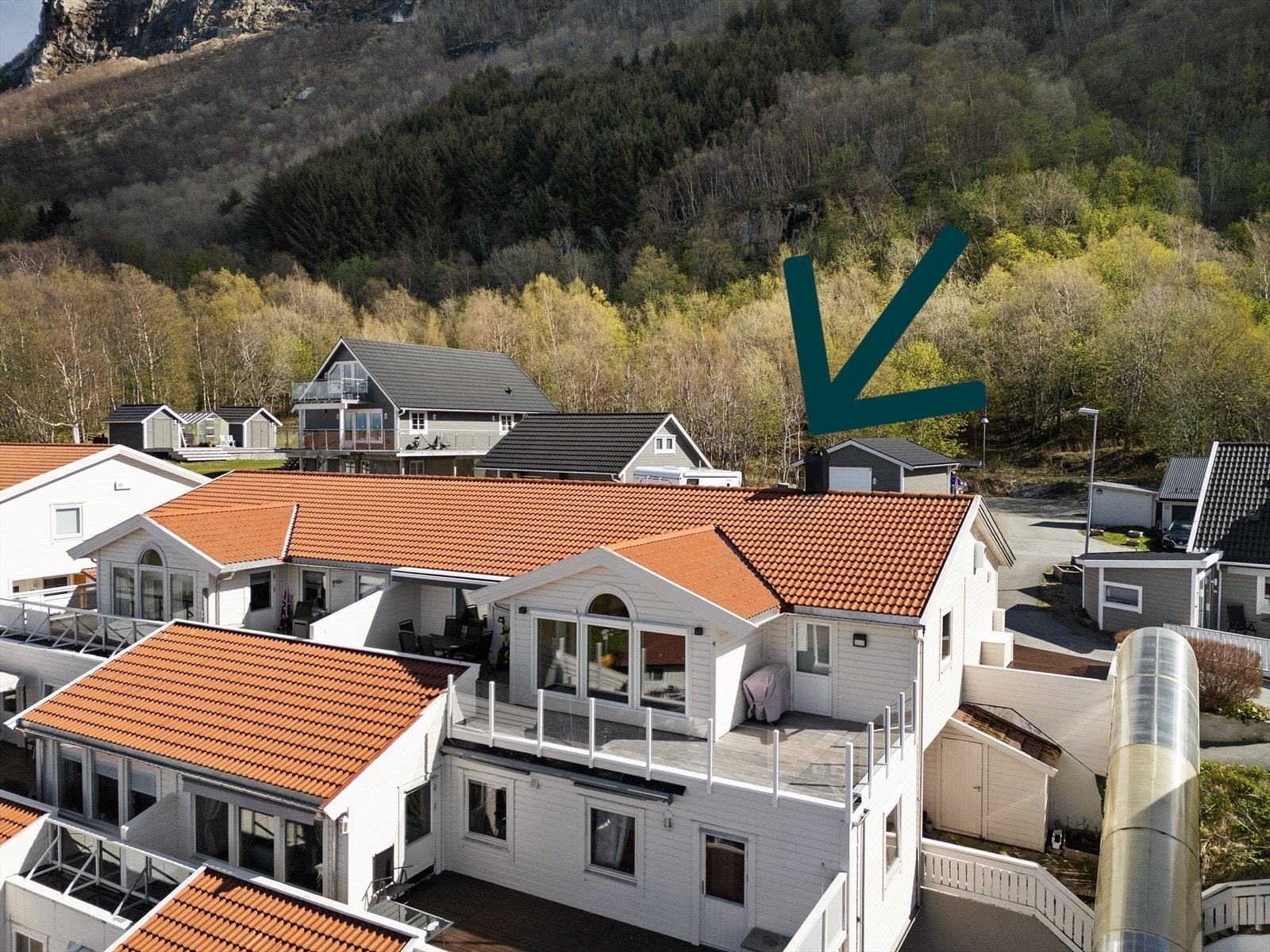 Boligen ligger øverst i Svarthammarveien i et stille og veletablert bo område. Galleribilde