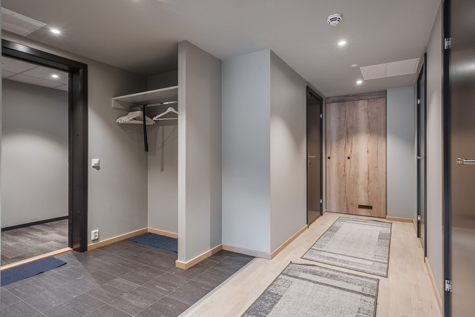 Entréen har slitesterke fliser på gulvet og god plass til å sette fra seg sko og henge av seg yttertøy. Galleribilde