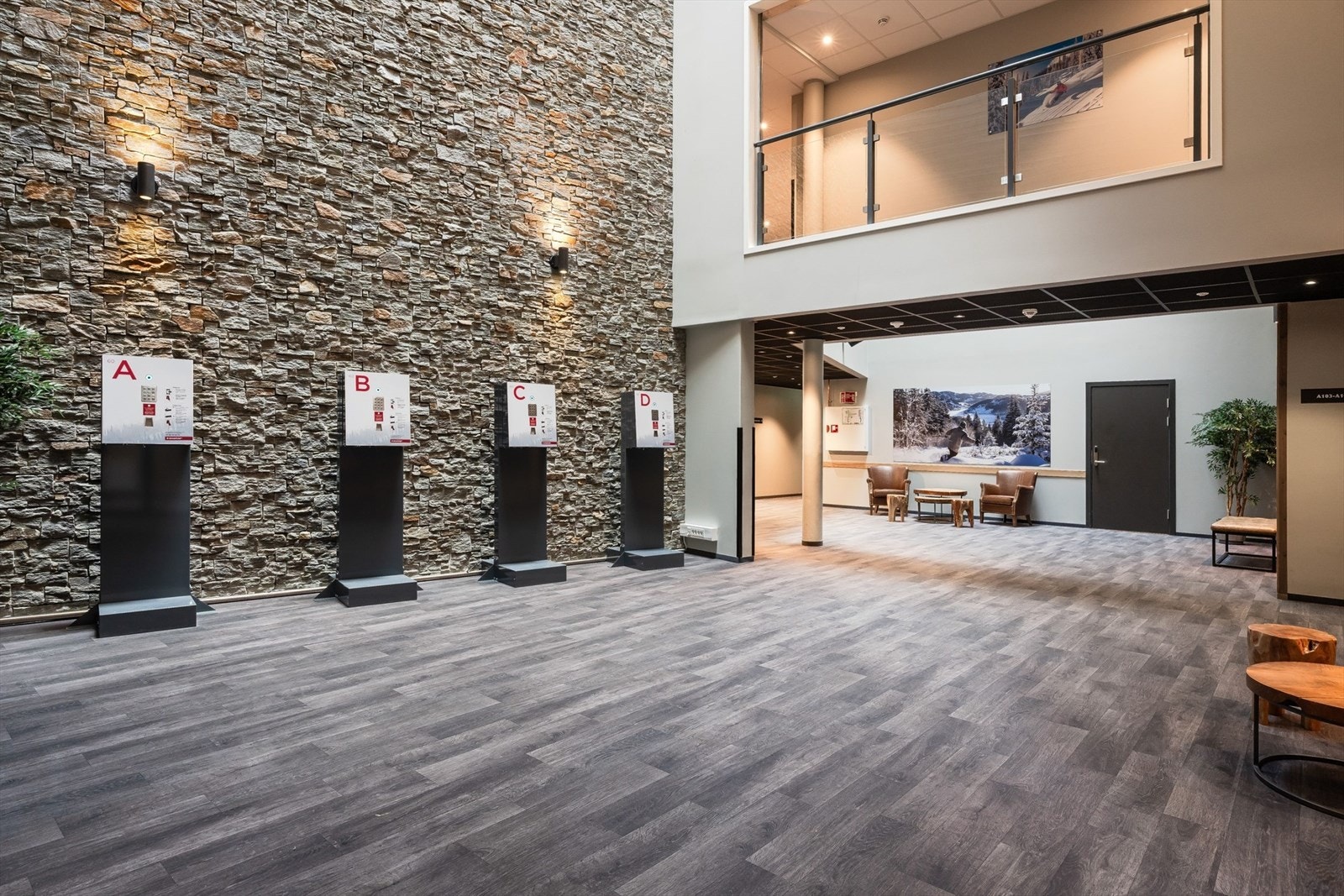 Innbydende lobby og fellesarealer ønsker deg velkommen til The Lodge. Galleribilde