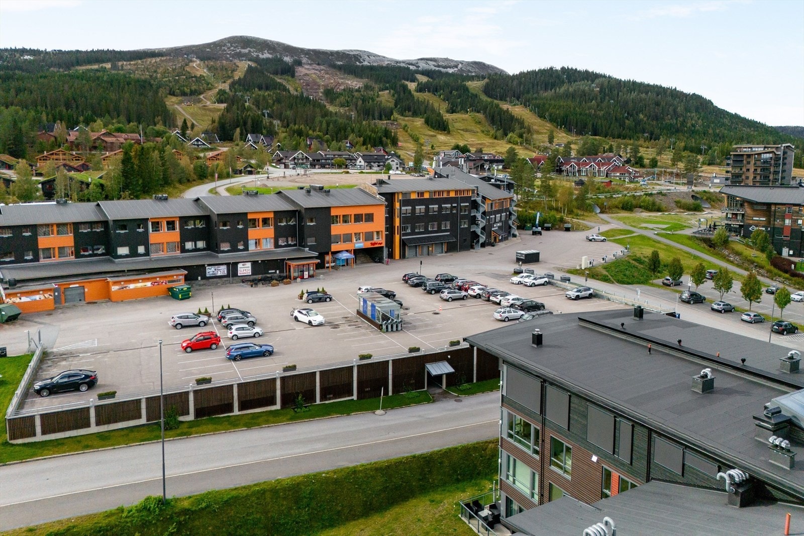 I umiddelbar nærhet finner du Nærbutikken, sportsbutikker og restauranter ved Trysil Turistsenter. Galleribilde