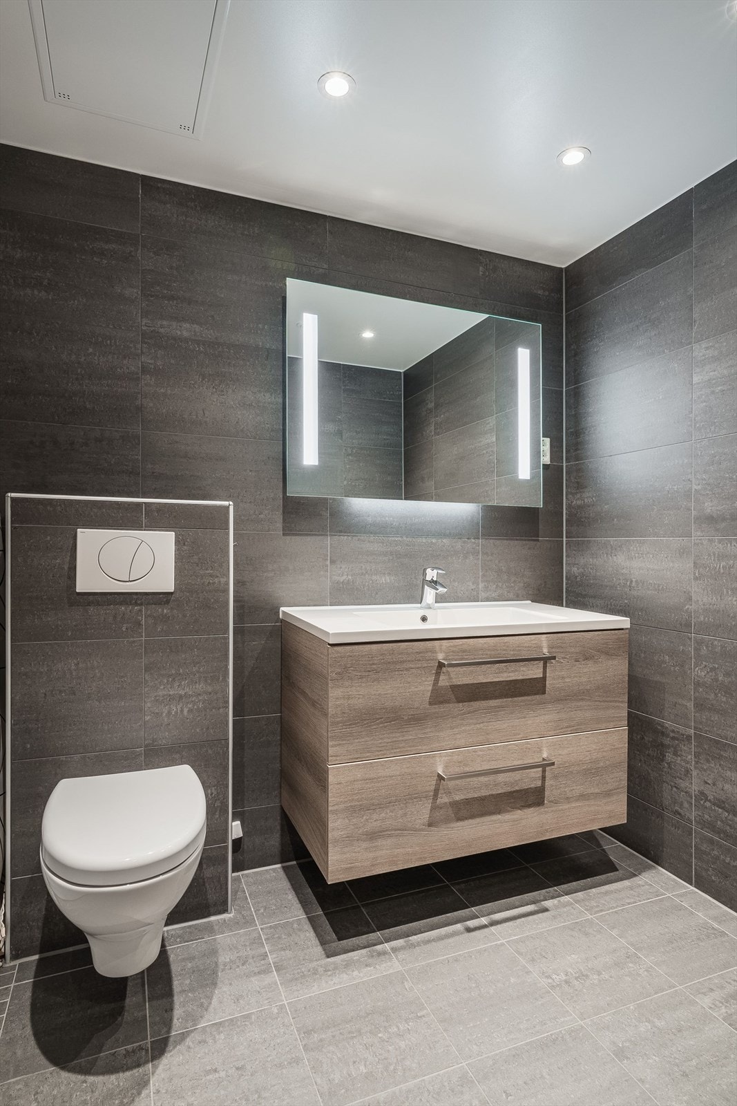 Leiligheten har to bad. Dette badet er utstyrt med badekar, vegghengt toalett og servantinnredning. Galleribilde