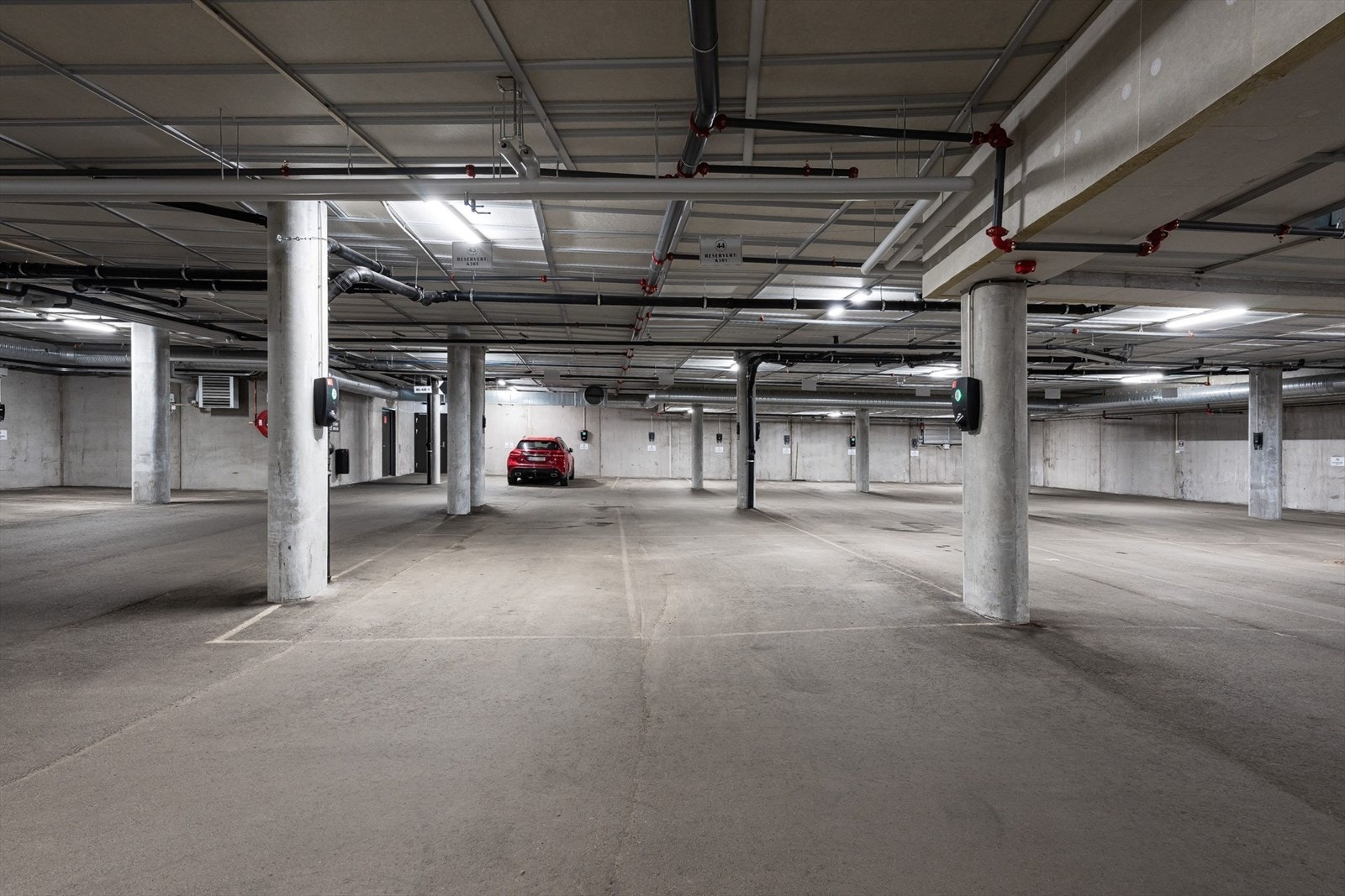 Det medfølger én parkeringsplass i lukket garasjeanlegg, med heis direkte opp til leilighetsplanet. Galleribilde