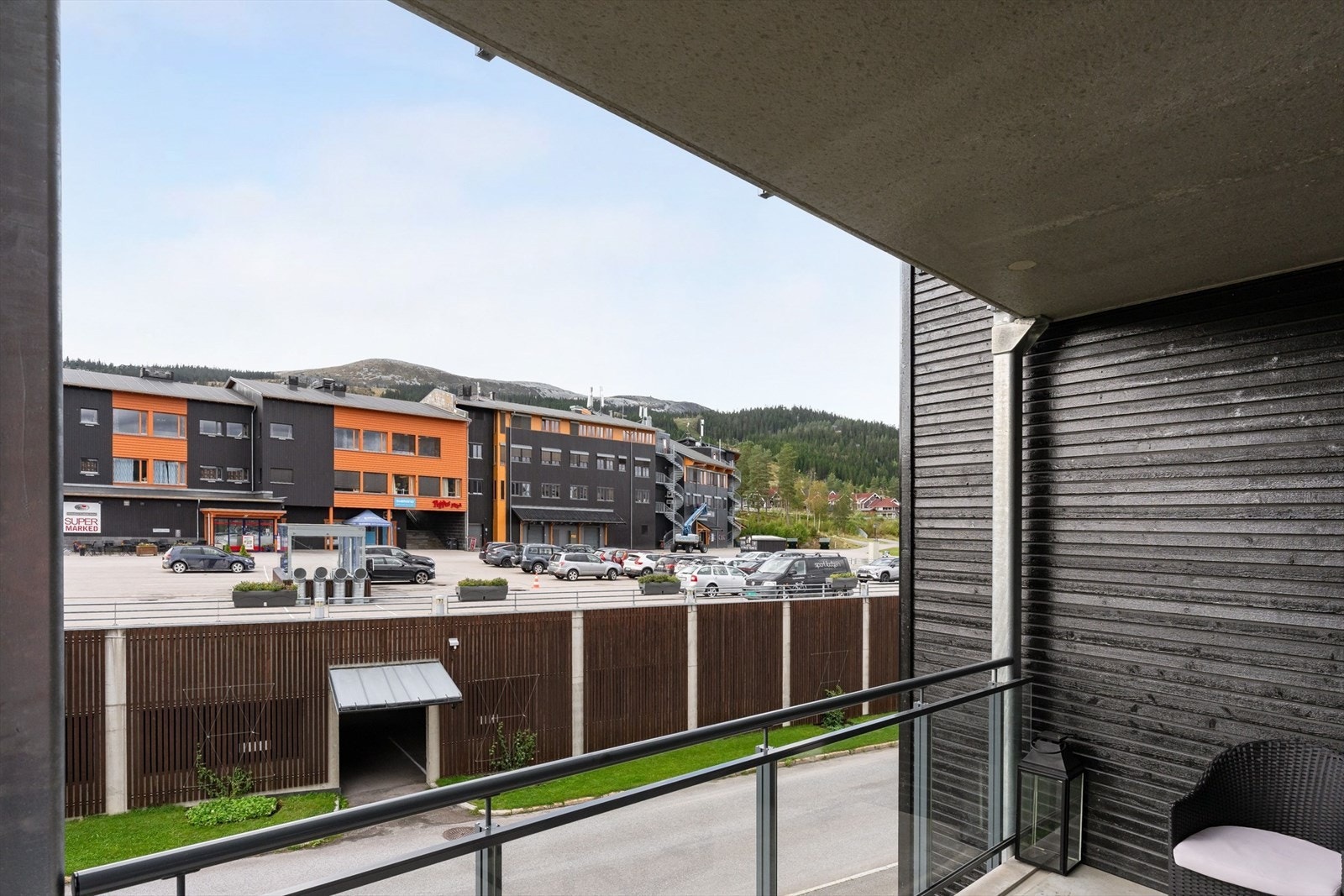 Fra balkongen er det utsikt mot nærområdet og Trysilfjellet. Galleribilde