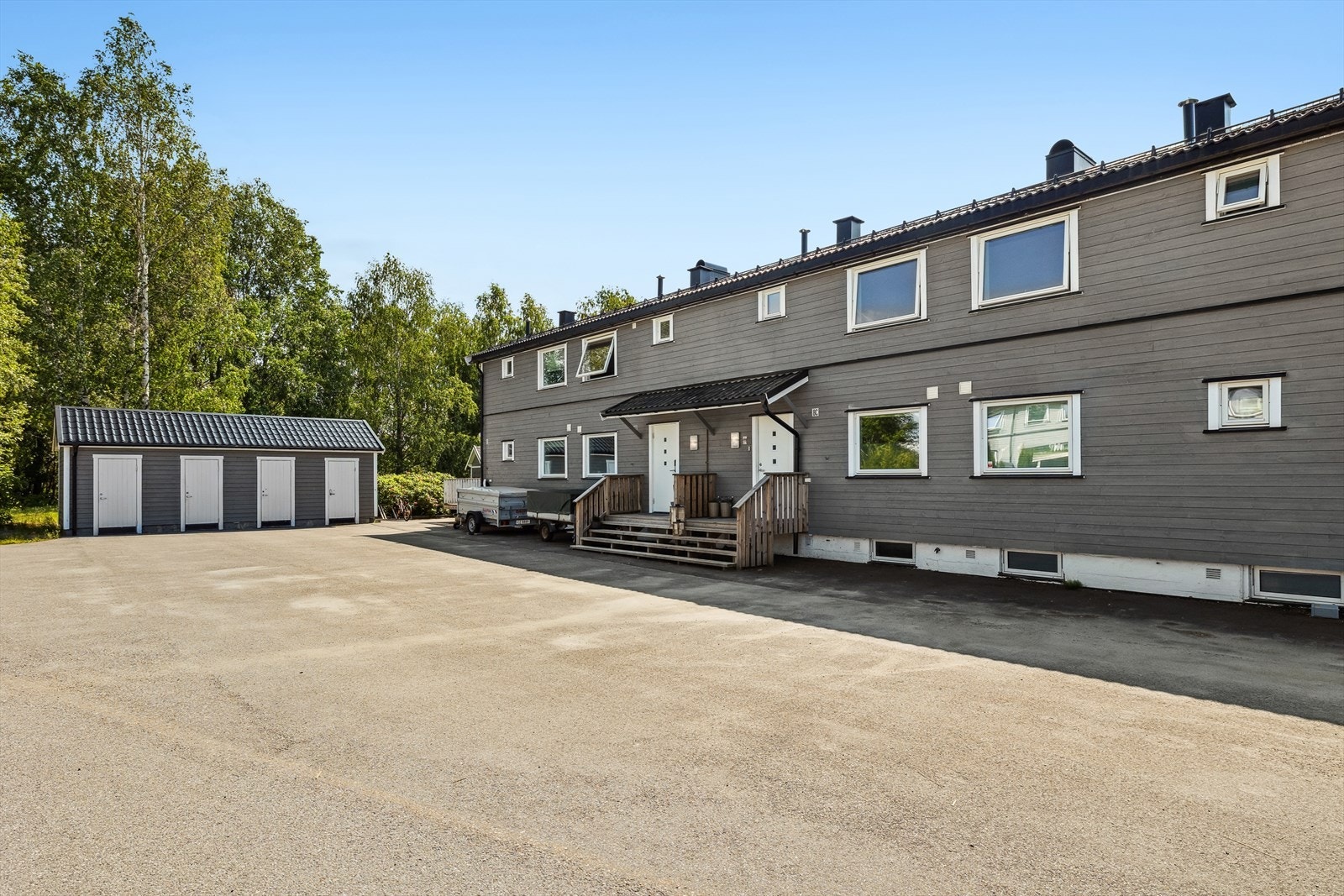 Det er biloppstillingsplass til 2 biler i forkant av boligen. Andelen disponerer også en bod i rekke. Galleribilde