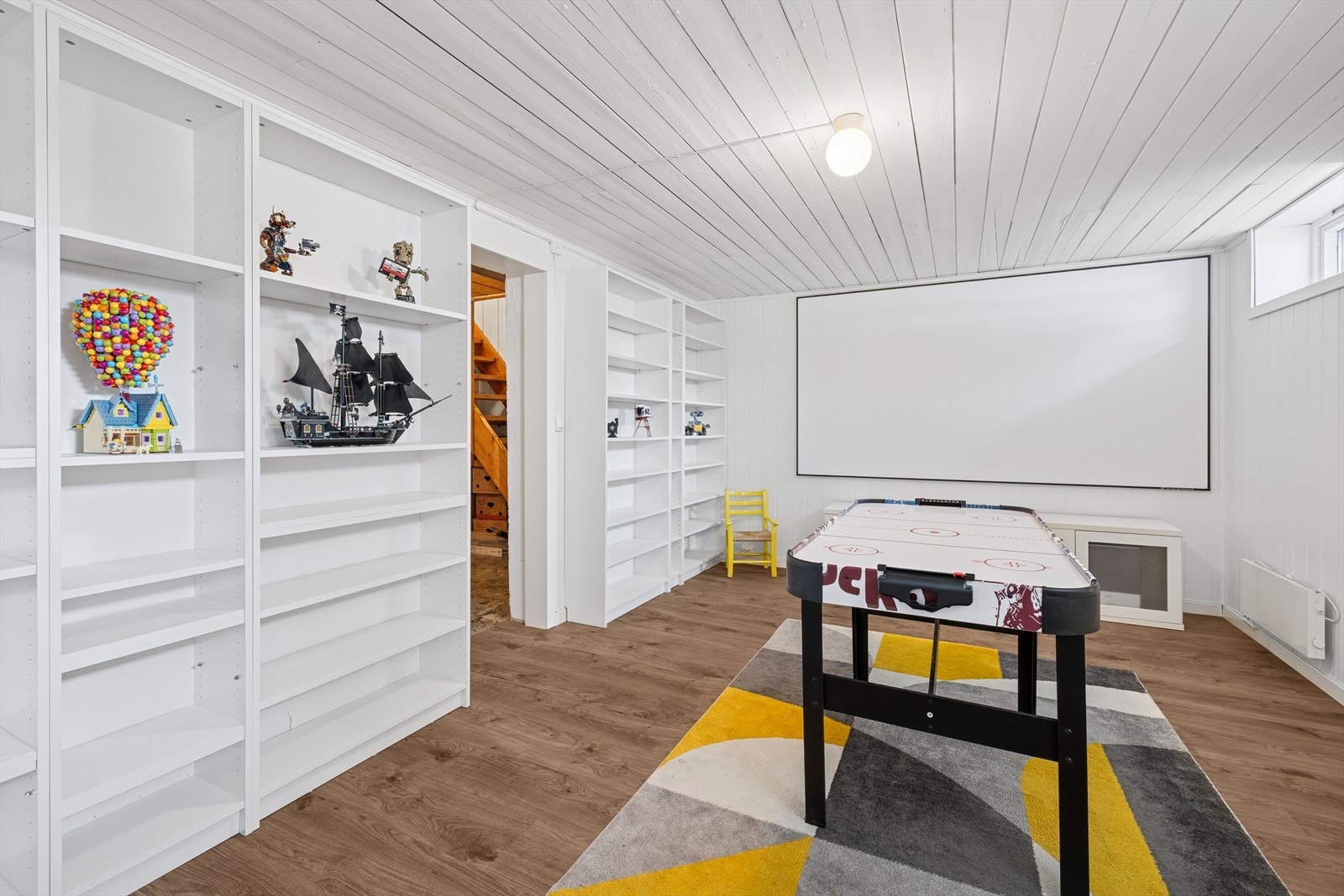 Rom i kjeller er benyttet som kjellerstue. Ikke godkjent for varig opphold. Galleribilde