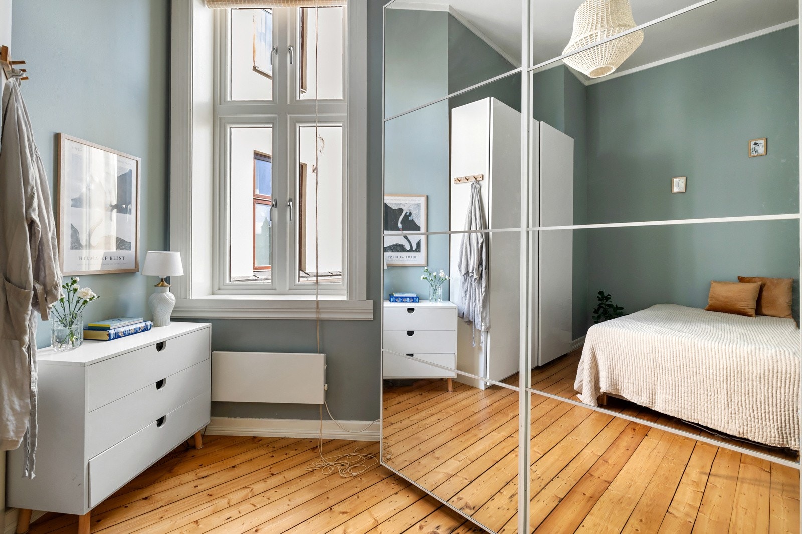 Det store vinduet slipper inn rikelig med dagslys og skaper en lys og luftig følelse i rommet. Rommet vender ut mot en stille bakgård. Galleribilde
