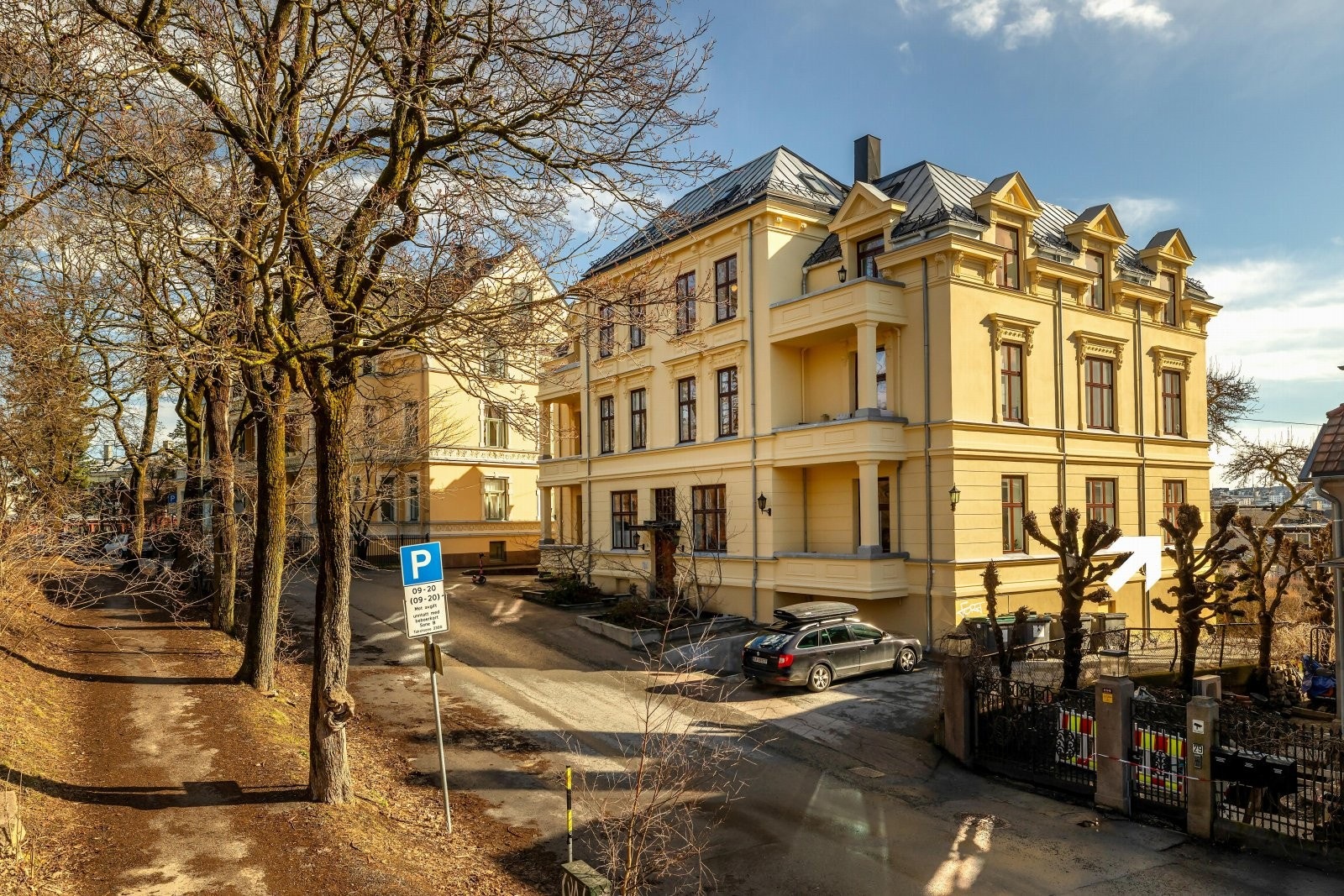 Geitmyrsveien 31A har en svært attraktiv og sentral beliggenhet, idyllisk plassert i en enveiskjørt gate langs populære St. Hanshaugen park. Galleribilde