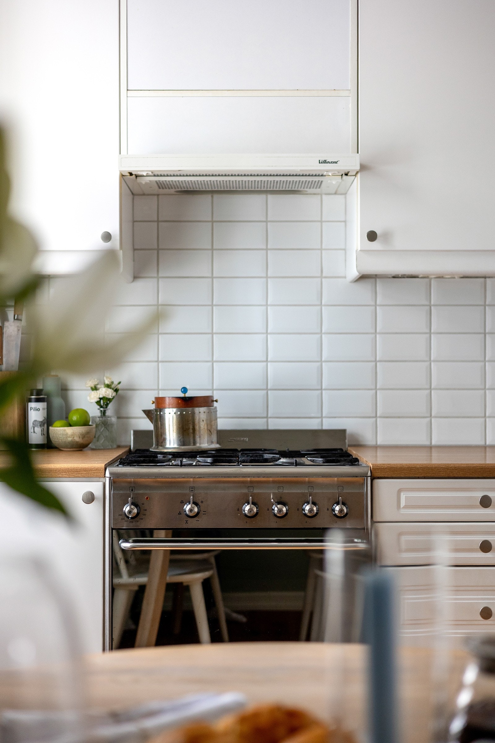 Kjøkket er utstyrt med en flott Smeg gasskomfyr. Galleribilde