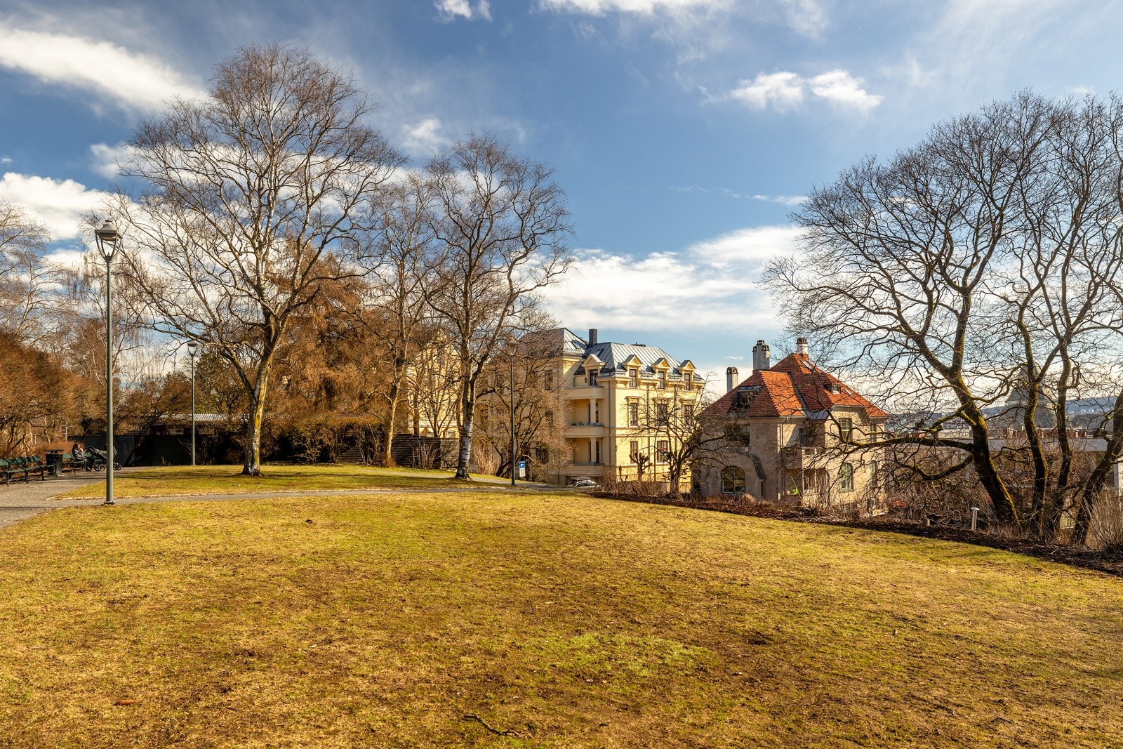 Her bor du med parken som nærmeste nabo, et grønt og frodig rekreasjonsområde med hyggelige turstier, plener, blomsterbed, andedam og bekk med små broer. Galleribilde