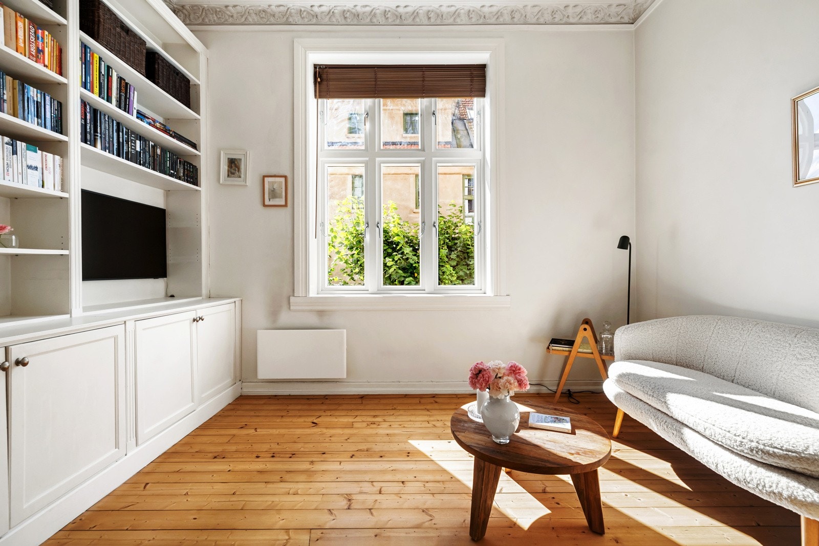 Her er det god plass til en sofagruppe, og den innebygde bokhyllen med plass til TV, gir både funksjonalitet og et stilrent uttrykk. Galleribilde