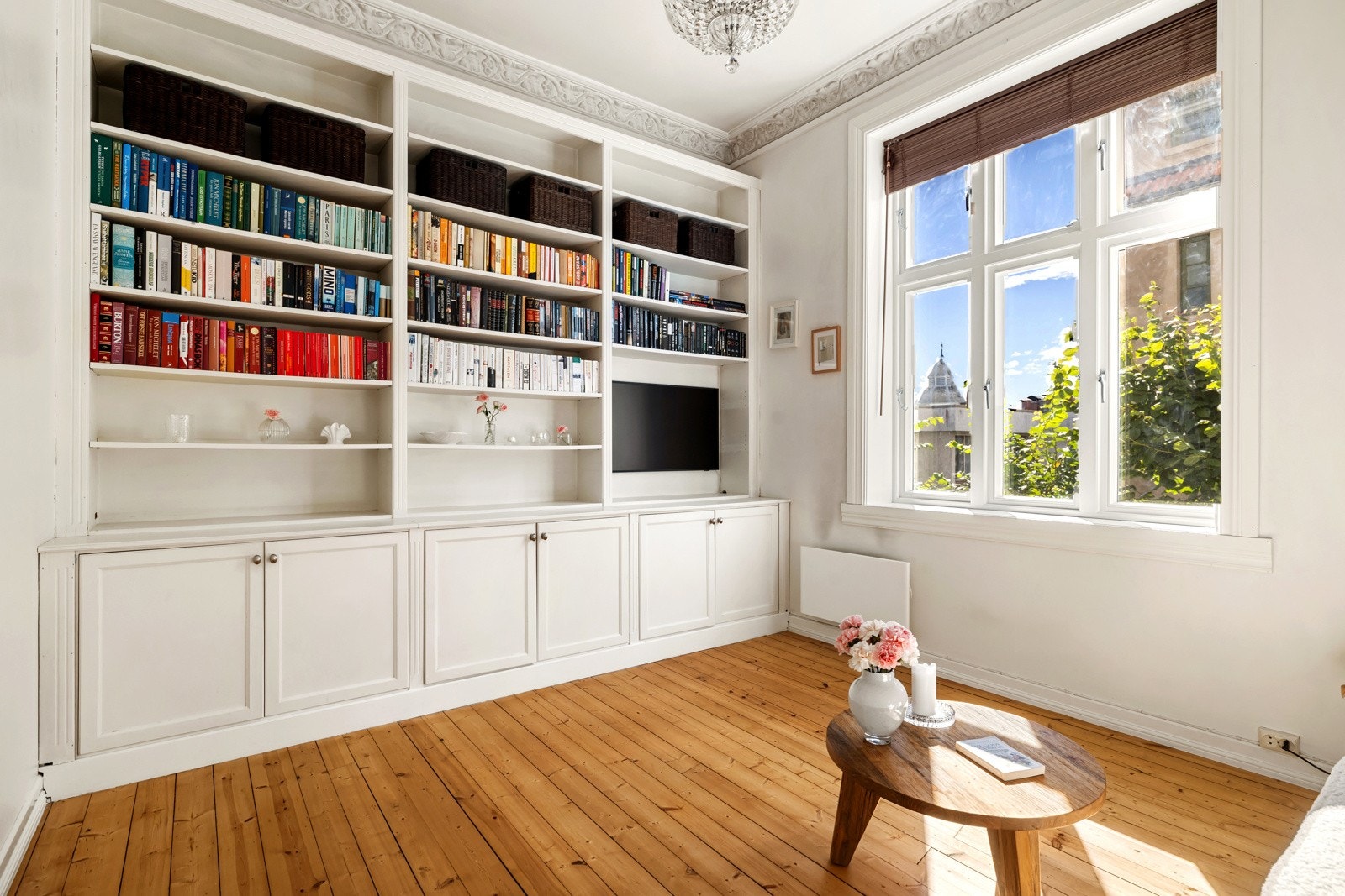 Stuen fremstår som et lyst og hyggelig oppholdsrom med store vindusflater som slipper inn godt med naturlig lys. Galleribilde
