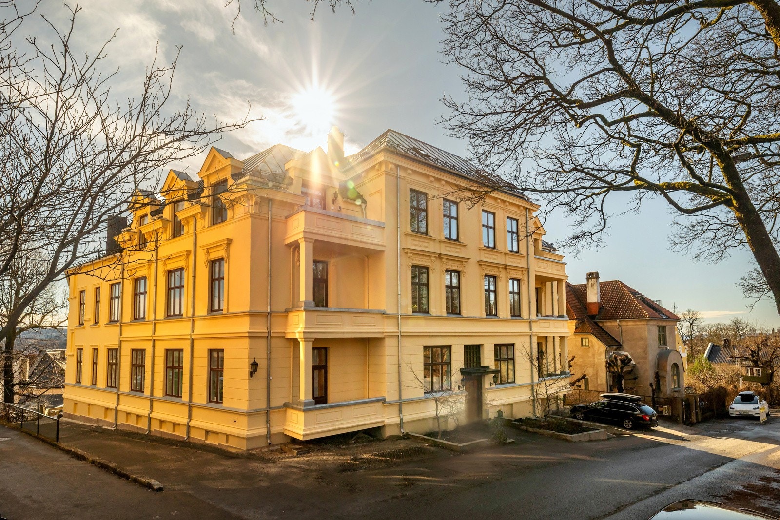 Her har vi gleden av å presentere en flott og gjennomført 2-roms leilighet med en attraktiv og sentral beliggenhet rett ved St. Hanshaugen park. Galleribilde