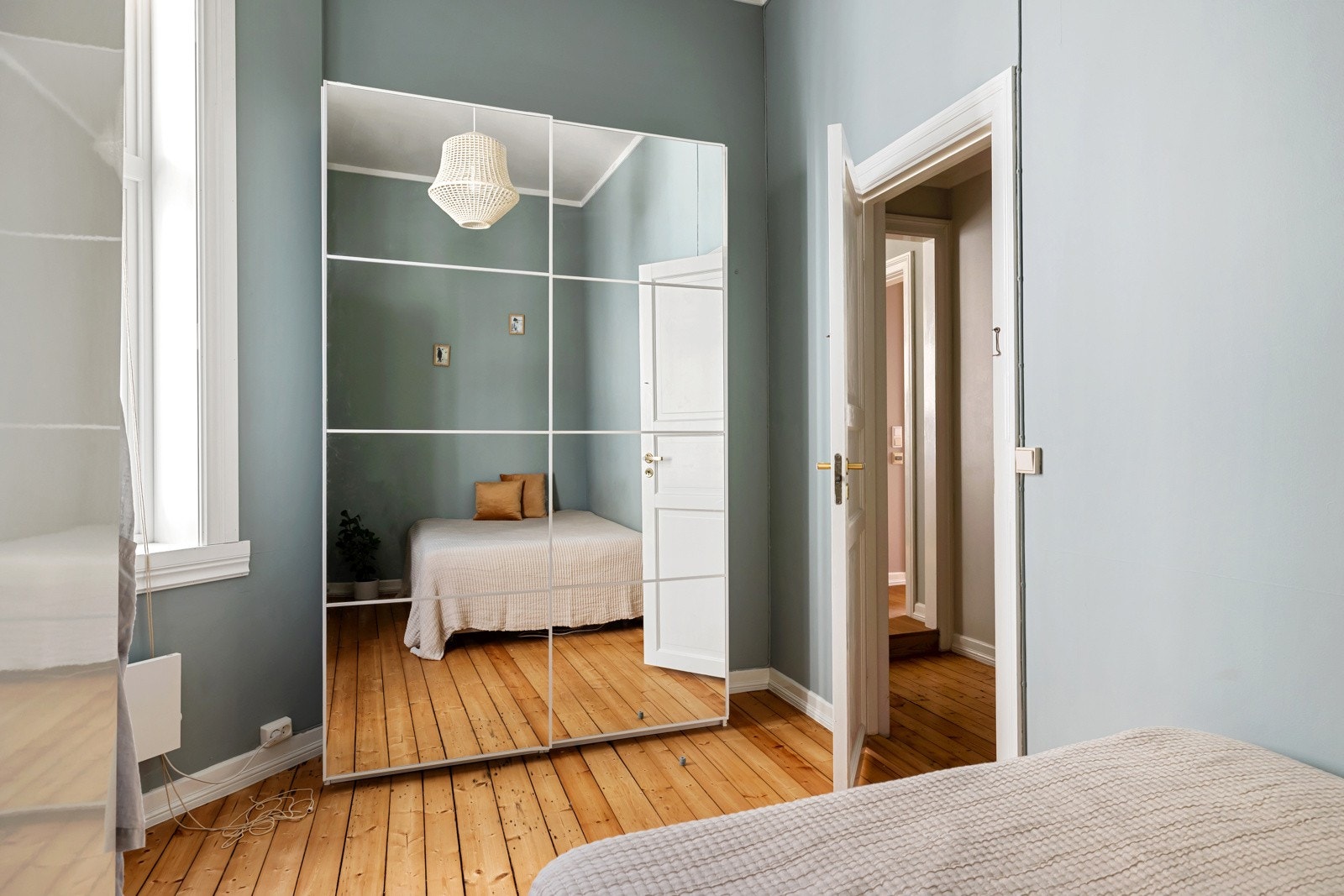 Her er det plass til dobbeltseng med tilhørende nattbord. Galleribilde