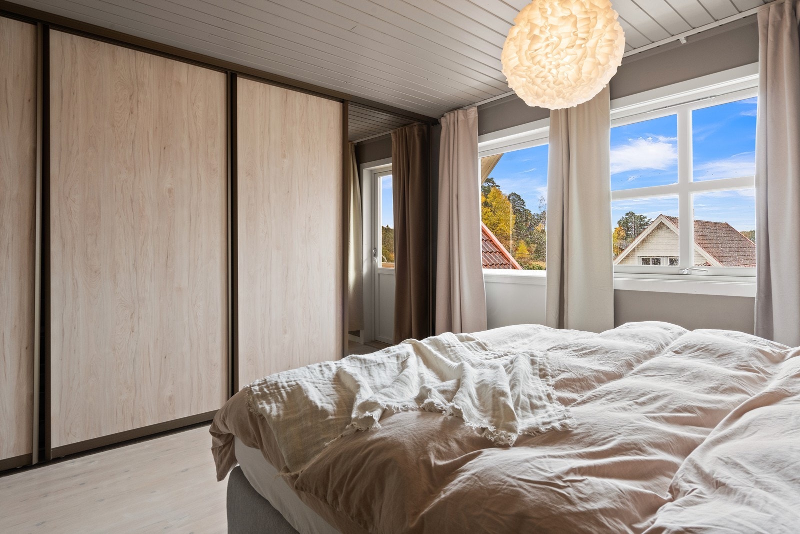 Hovedsoverom i 2. etasje, med utgang til veranda. Sydvendt med noe utsikt og gode solforhold Galleribilde