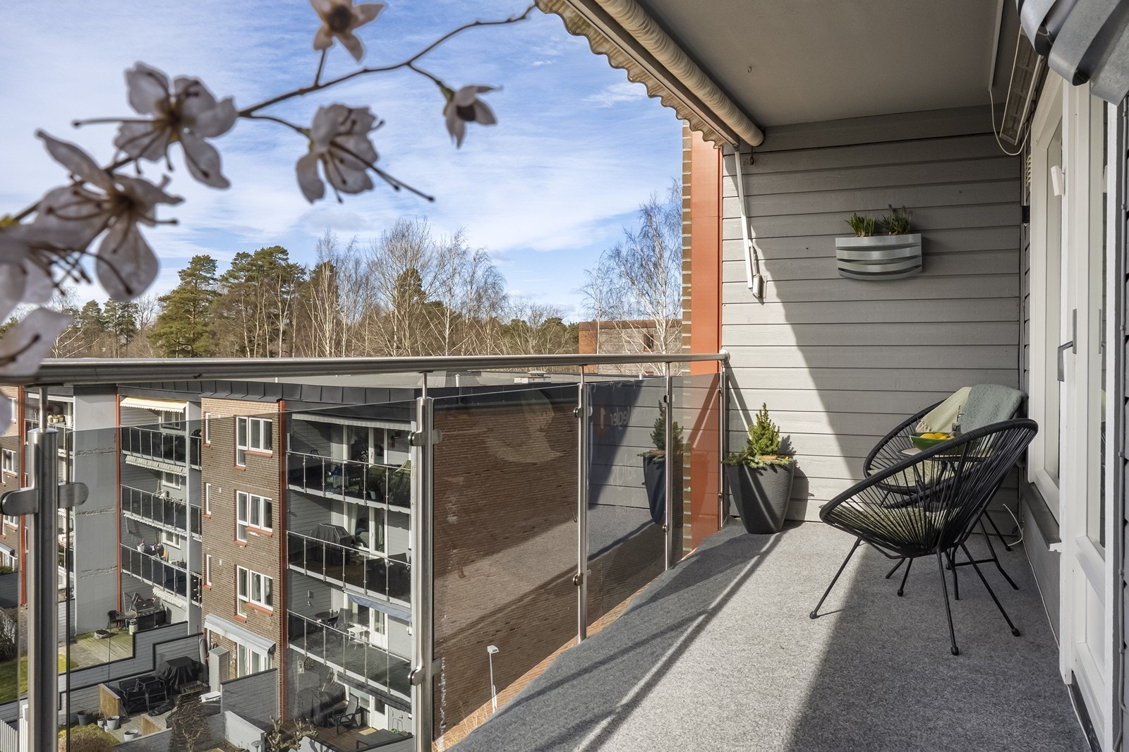 Vestvendt balkong med utsikt og sol på ettermiddag/kveld. Galleribilde