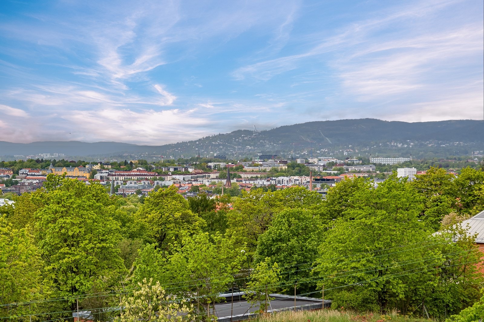 Flott utsikt mot nærområdet. Holmenkollen kan skimtes i horisonten! Galleribilde
