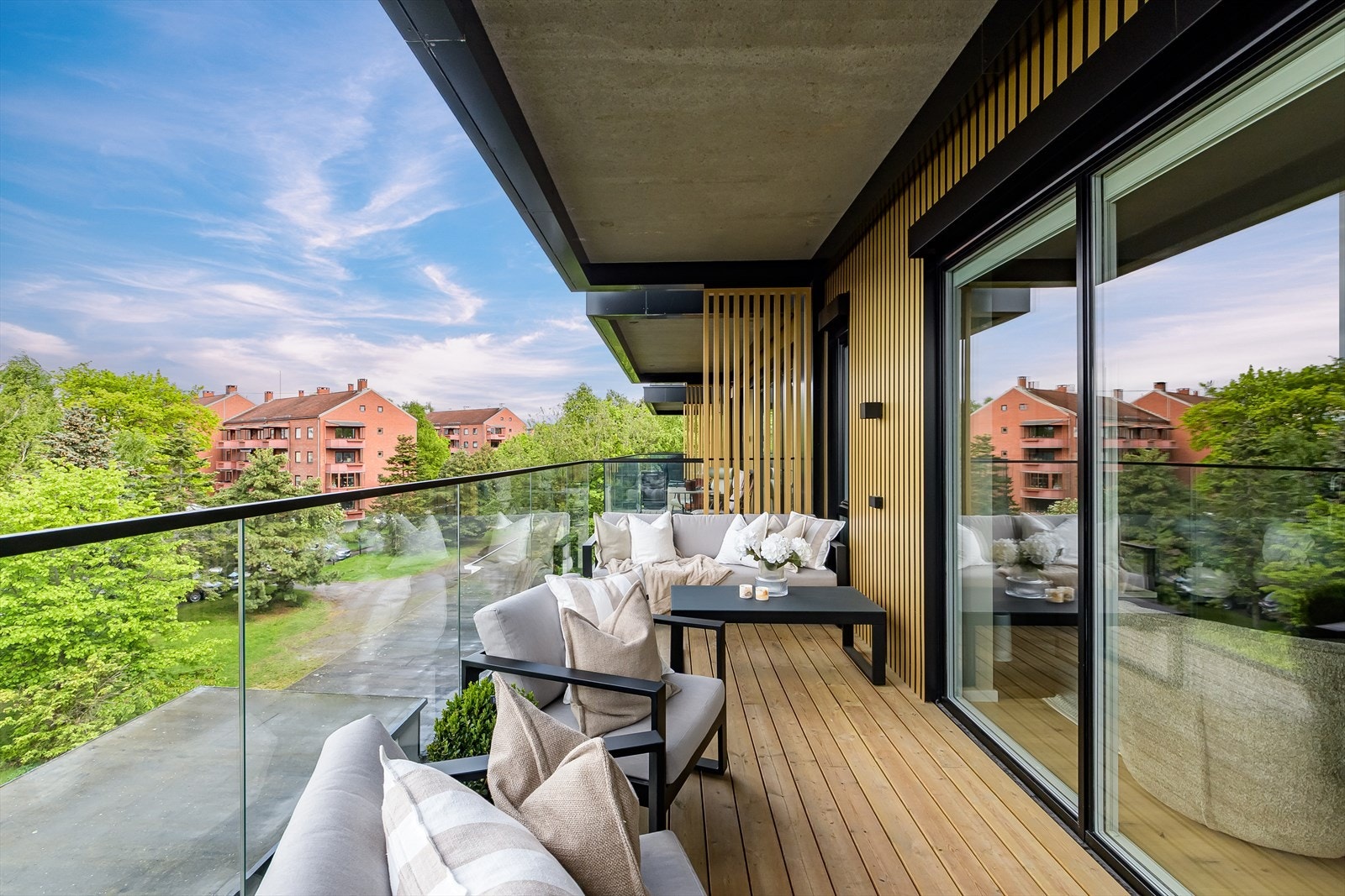 Stor balkong med god plass til flere sittegrupper, planter og grill. Galleribilde