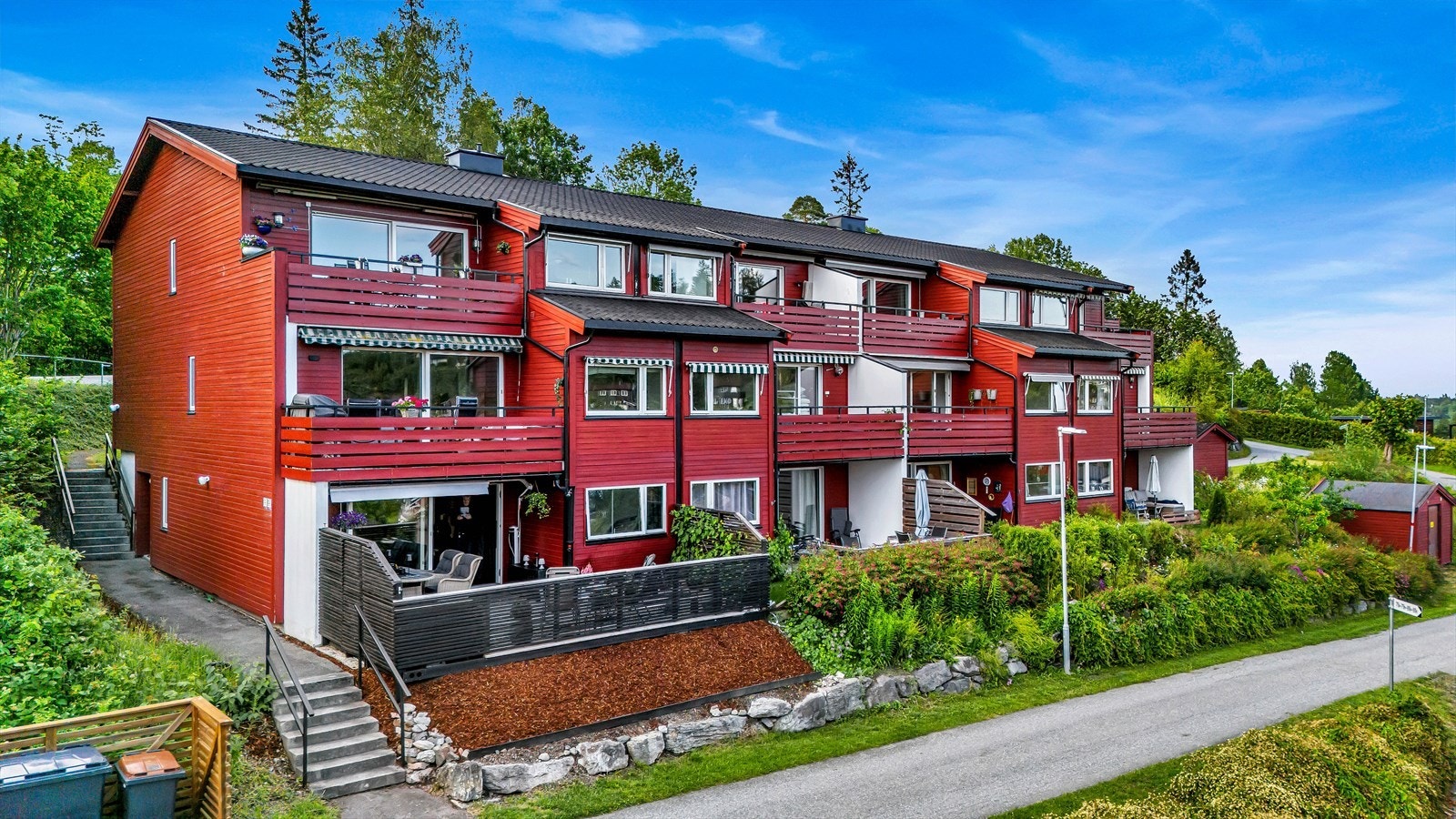 Leiligheten ligger på bakkeplan, med romslig terrasse. Galleribilde