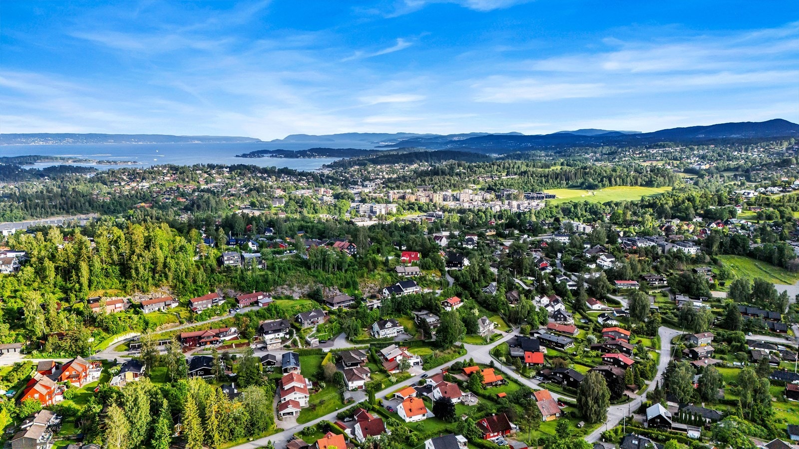 Det er kort gangavstand til felles lekearealer på sameiets eiendom og flere grøntområder der barna kan leke utendørs. Gangavstand til barnehager, skoler og kollektiv transport. Galleribilde