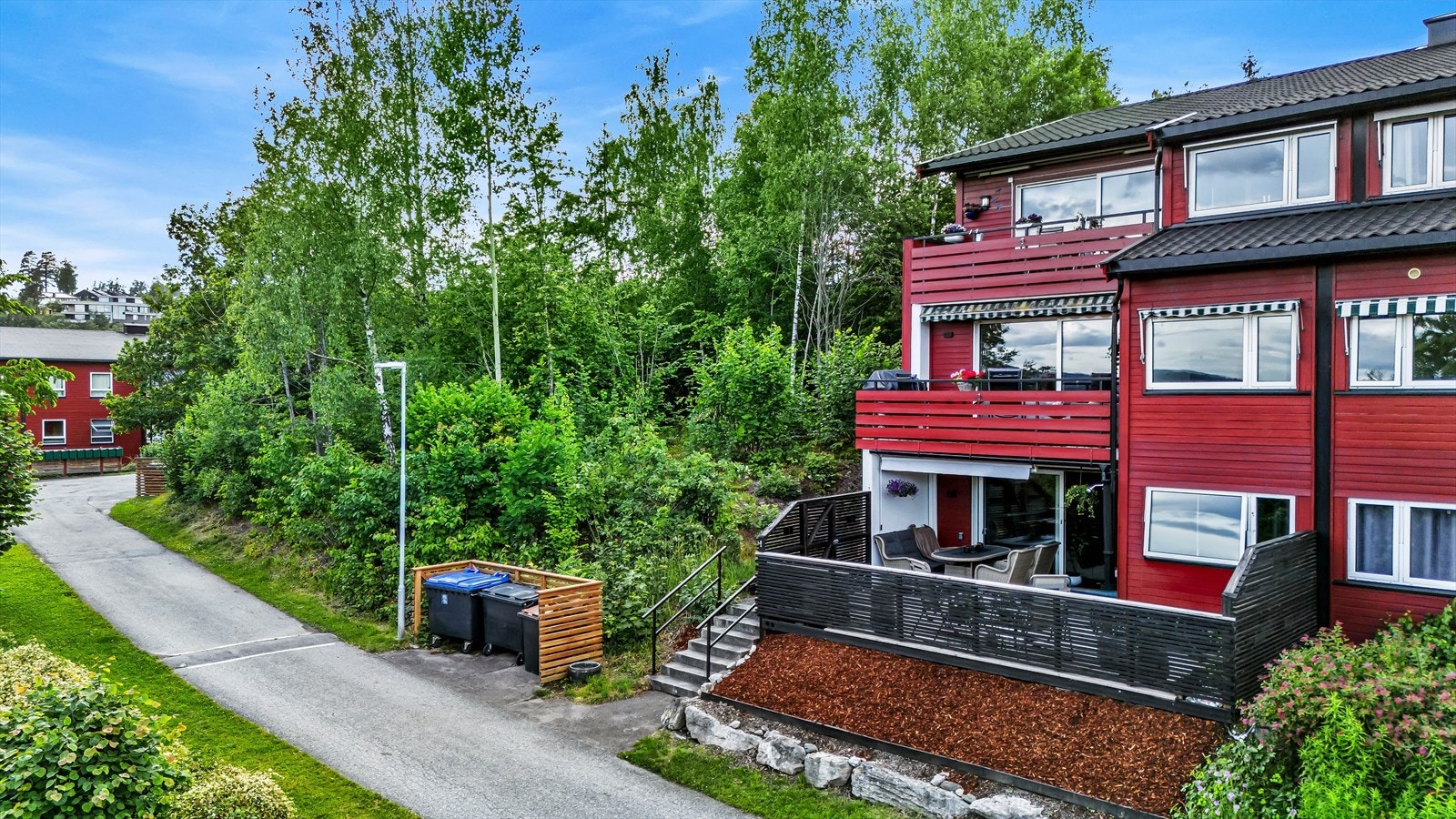 Nabolaget oppleves et hyggelig område med nærhet til marka, samtidig som det er kort vei til shoppingtilbud på Billingstad og Sandvika sentrum. Galleribilde