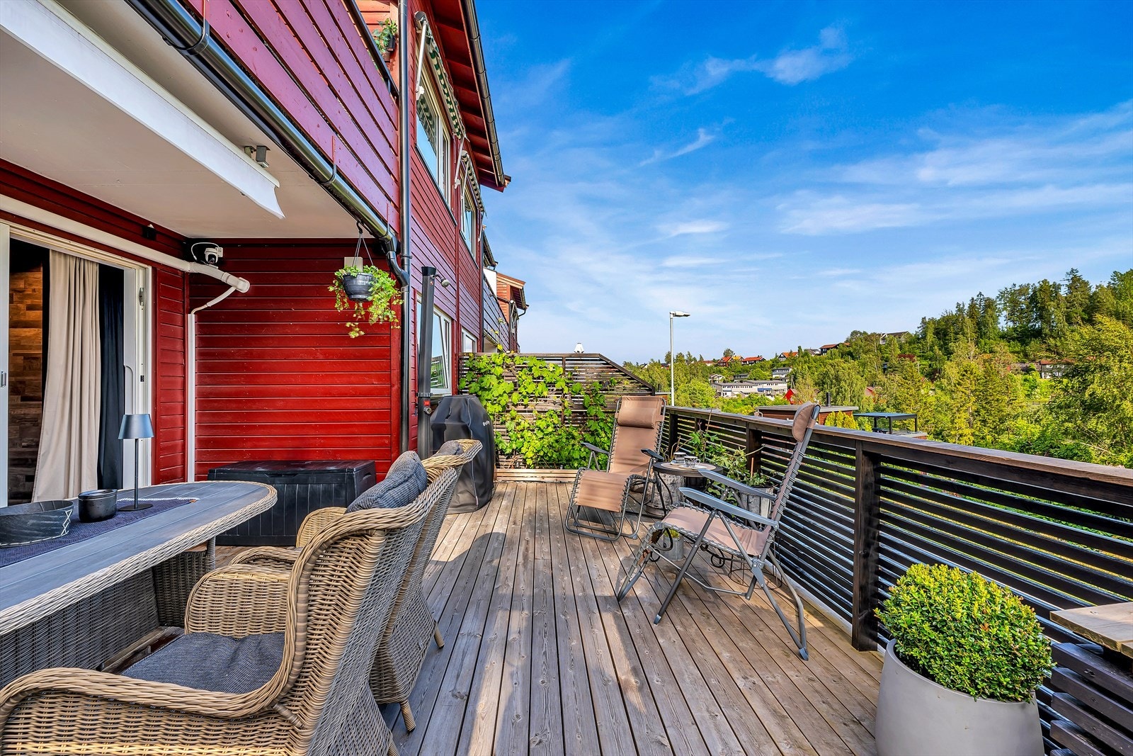 Lekker & nyoppusset 2(3)-roms på bakkeplan. Sydvendt romslig terrasse. God planløsning. Kort vei til Sandvika. Markanært. Fotograf: Håvard Daae Rognli Galleribilde