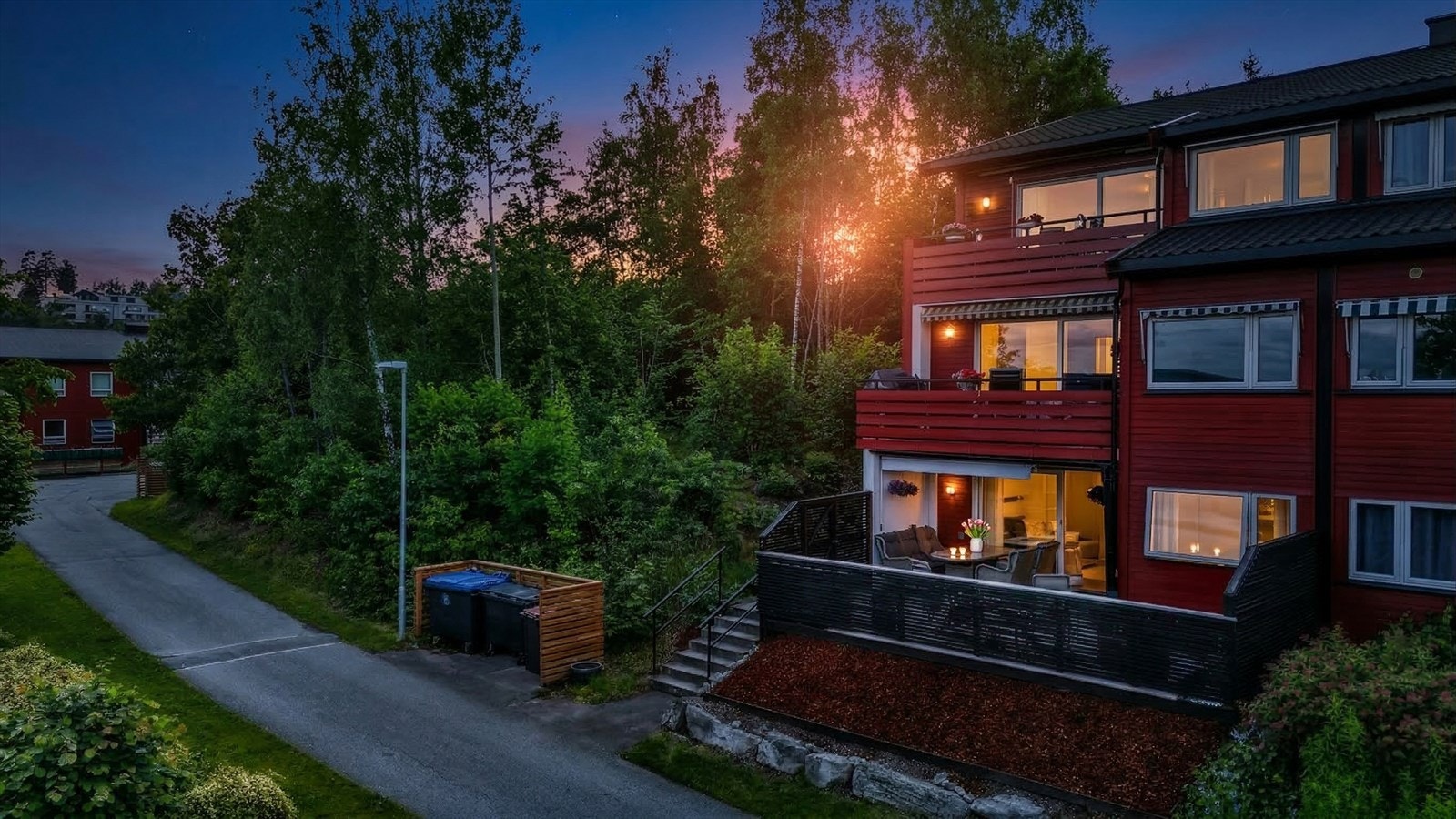 Reverudåsen 98D er beliggende på et høydedrag på Tanum, i barnevennlige og rolige omgivelser. Galleribilde