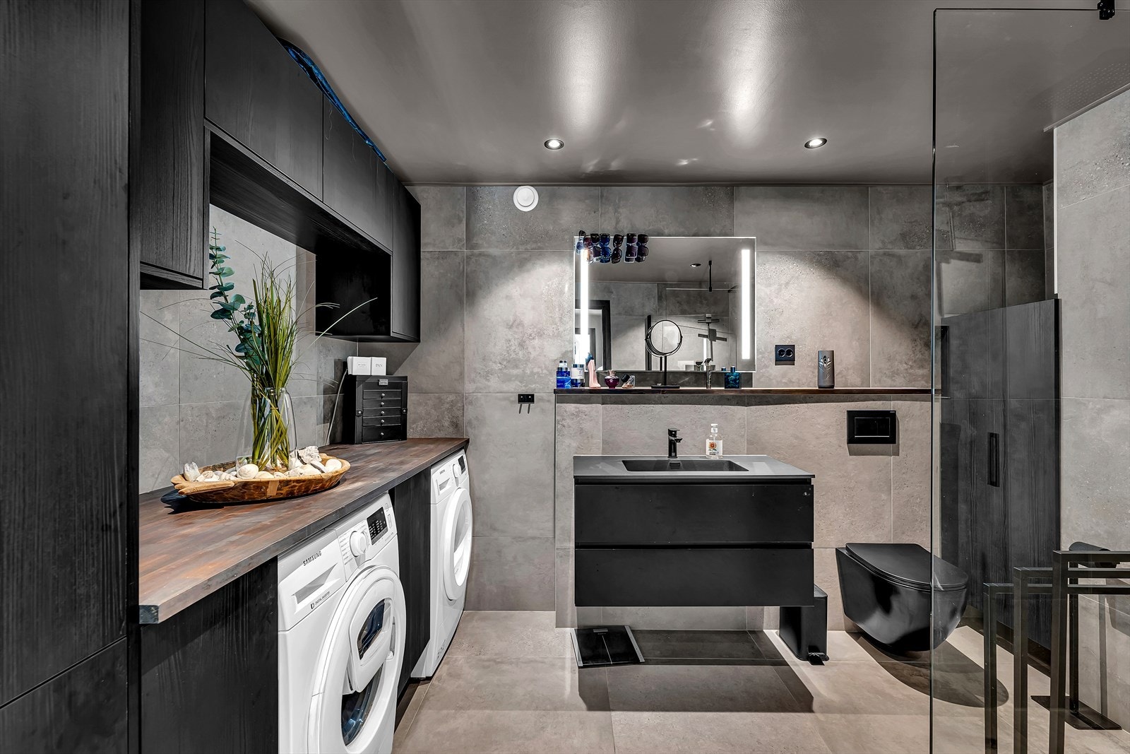 Badet har flislagte vegger og gulv med behagelig gulvvarme, samt malt himling. Galleribilde