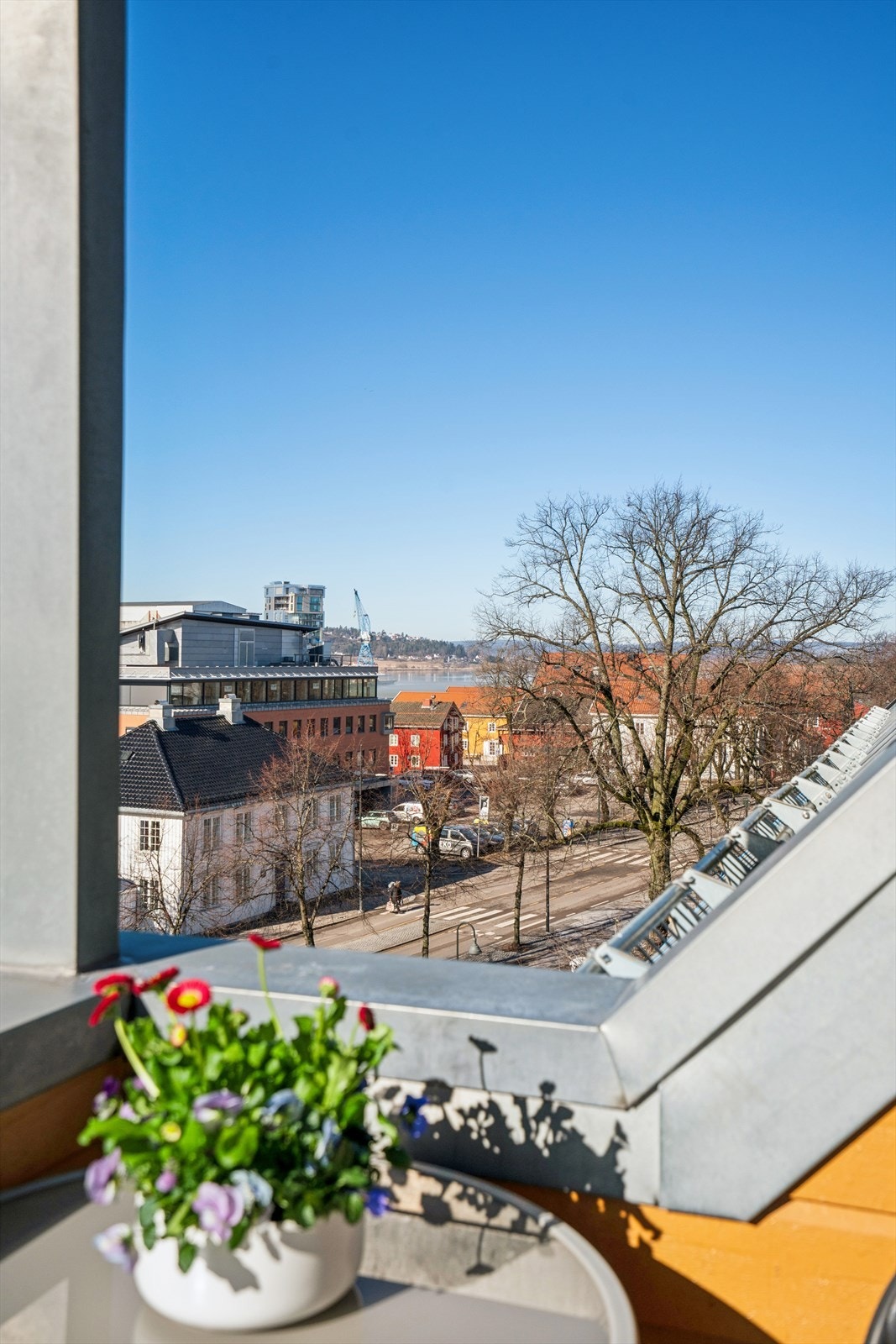 Balkongen har en fin utsikt til brygga. Galleribilde